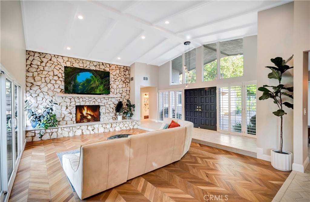 Woodland Hills, CA 91364,20351 Wells DR