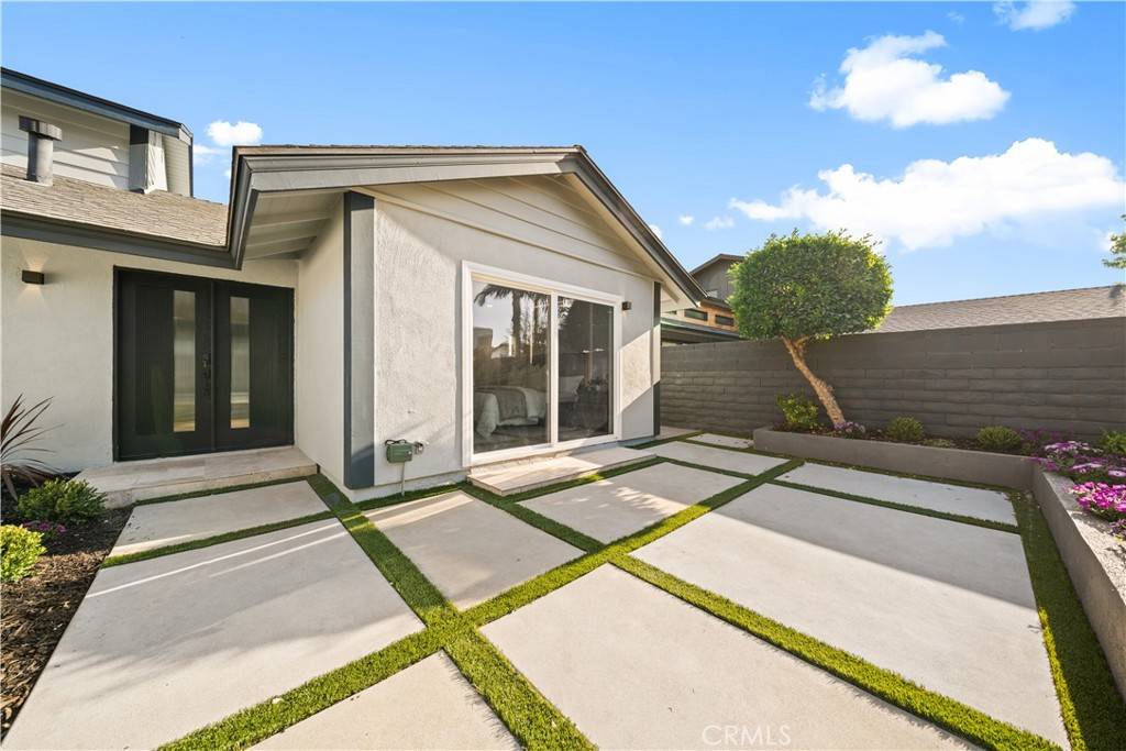 Costa Mesa, CA 92626,553 Sturgeon DR