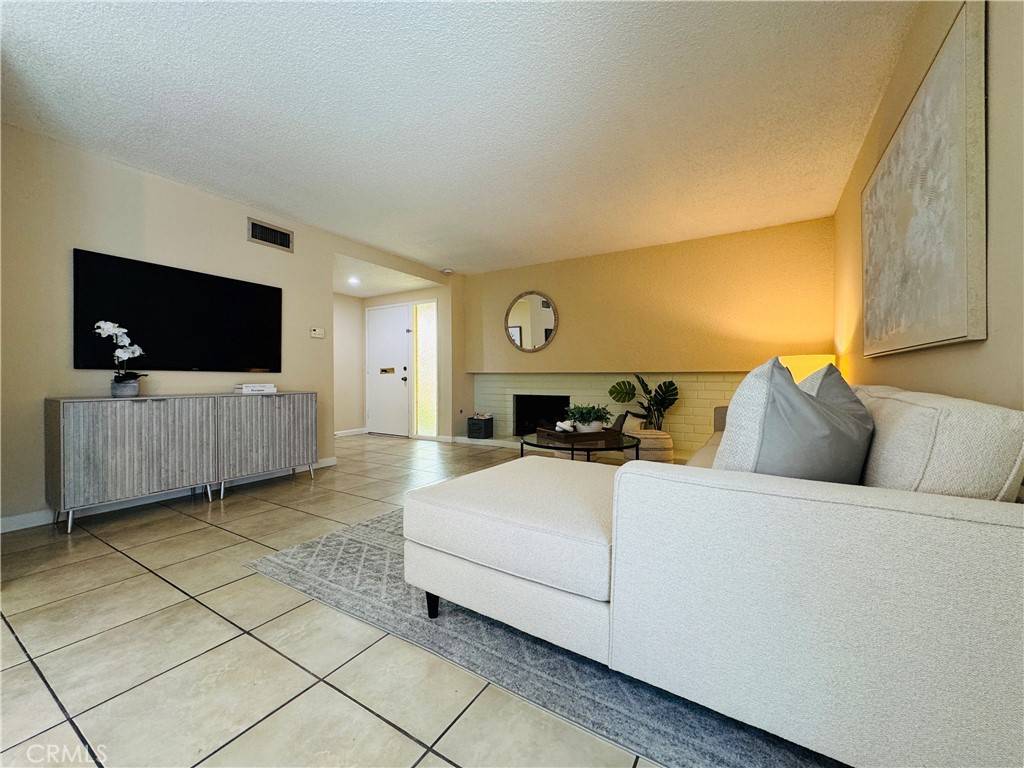 Tustin, CA 92780,1881 Mitchell AVE #8