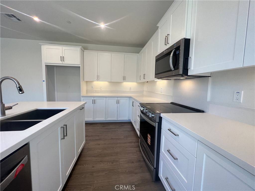 Fontana, CA 92336,16036 Olivas LN