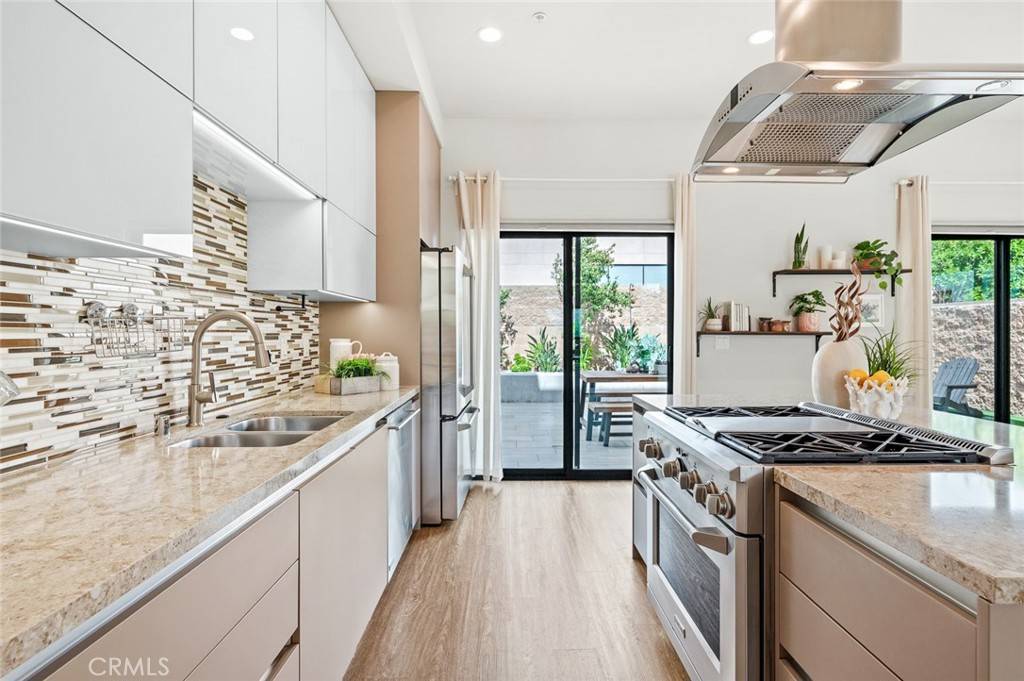 Tarzana, CA 91356,18719 Redwing ST
