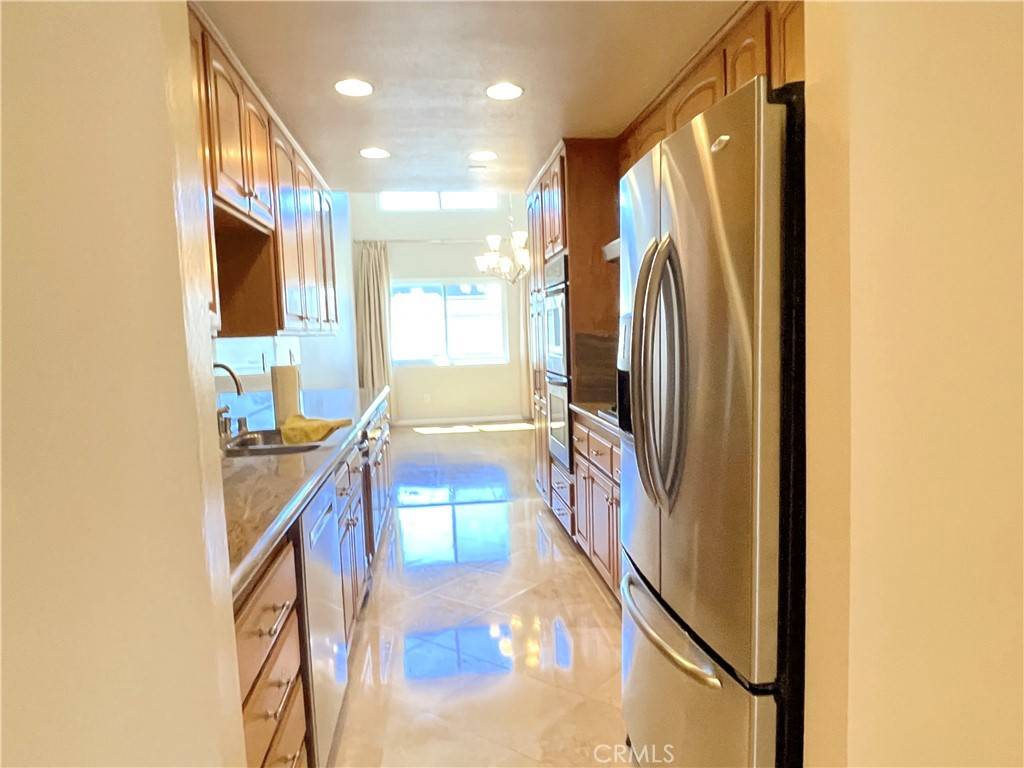 Los Angeles, CA 90025,1415 Camden AVE #405