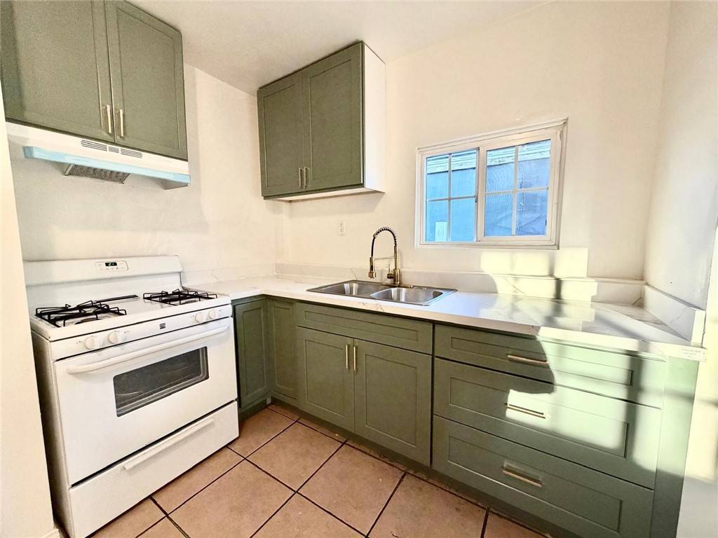 Pomona, CA 91766,890 E 4th St