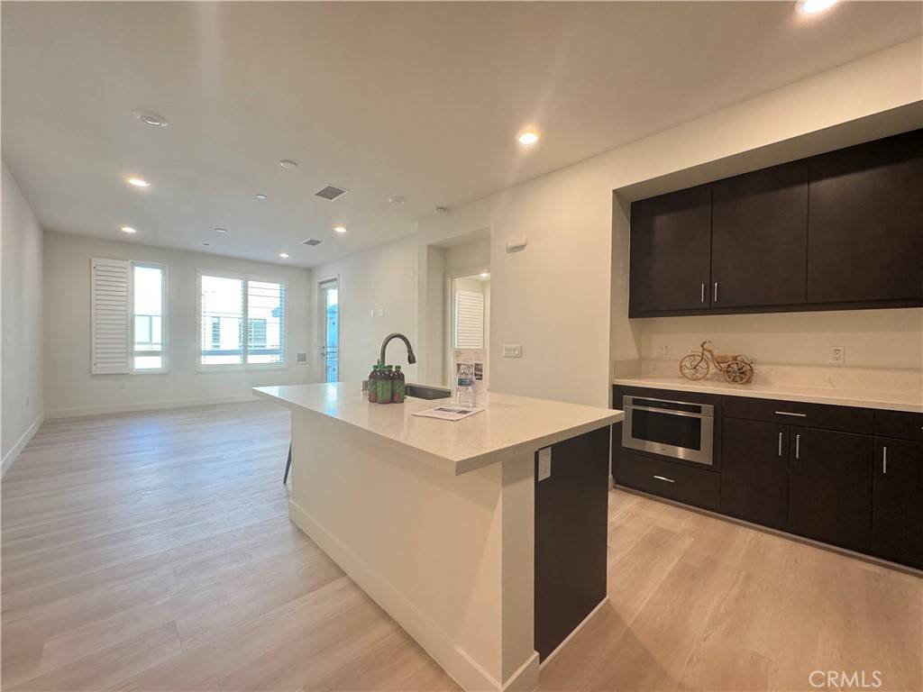 Irvine, CA 92612,2536 Nolita