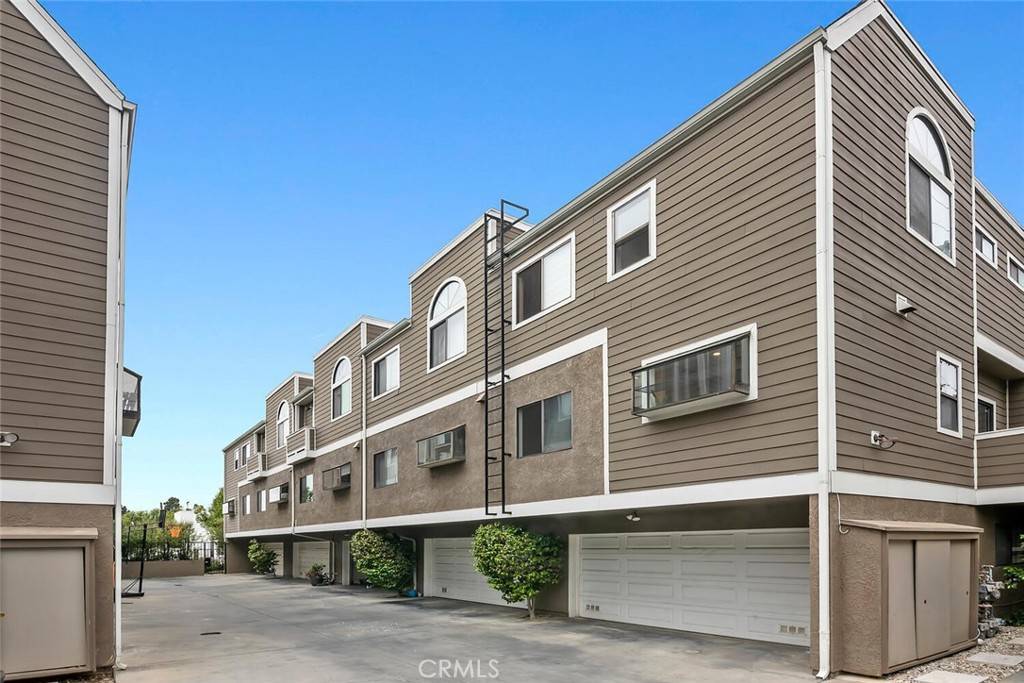 West Los Angeles, CA 90025,1952 S Barrington AVE