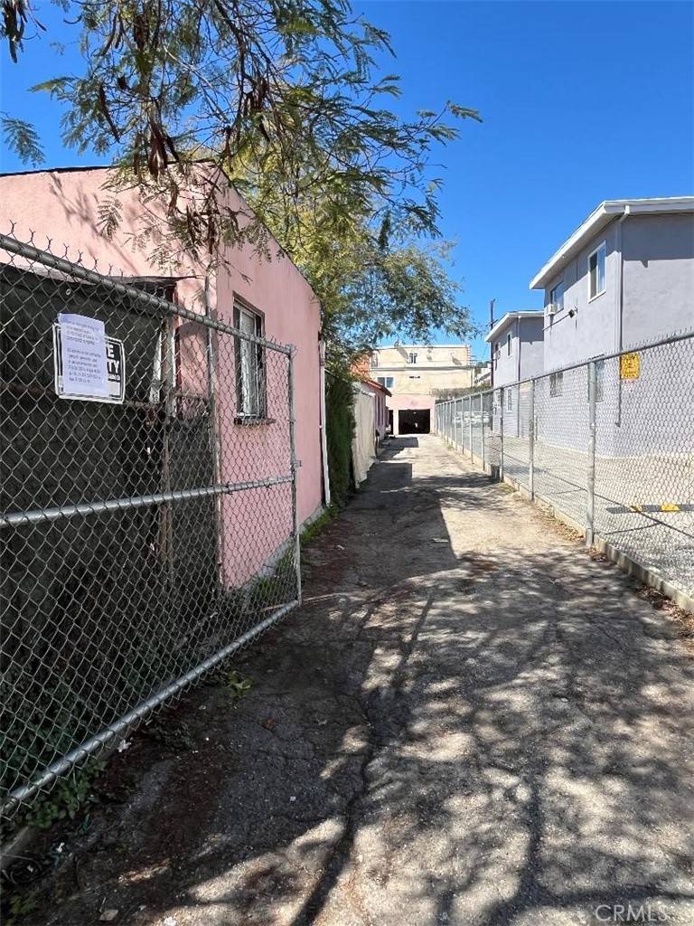 Los Angeles, CA 90065,3361 Fletcher Dr