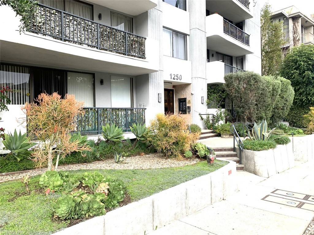 Los Angeles, CA 90024,1250 S Beverly Glen BLVD #205