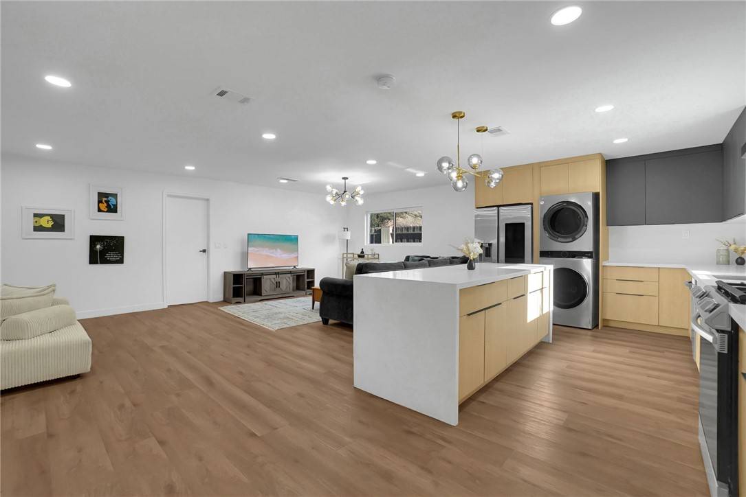 Los Angeles, CA 91367,5548 Irondale AVE