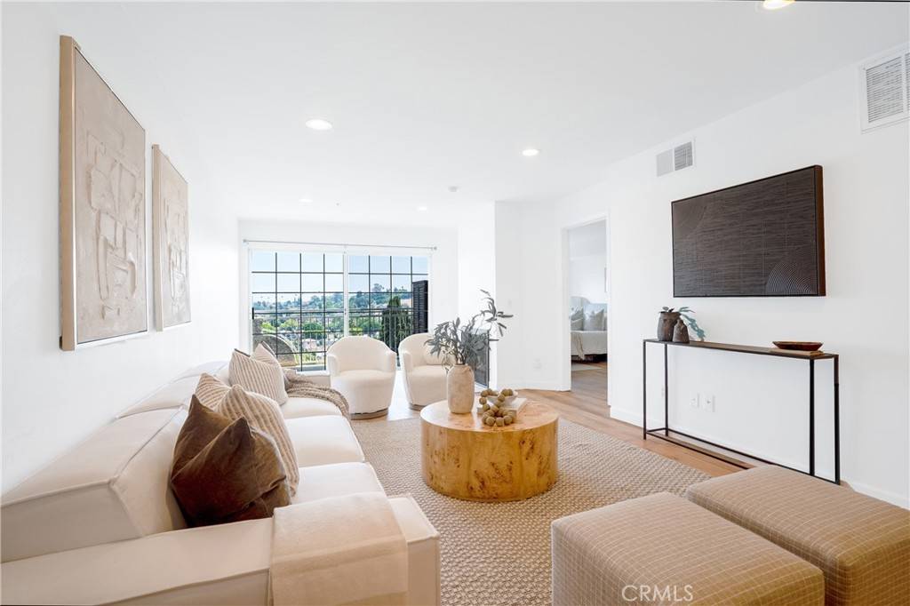 Los Angeles, CA 90032,4755 Templeton ST #2112