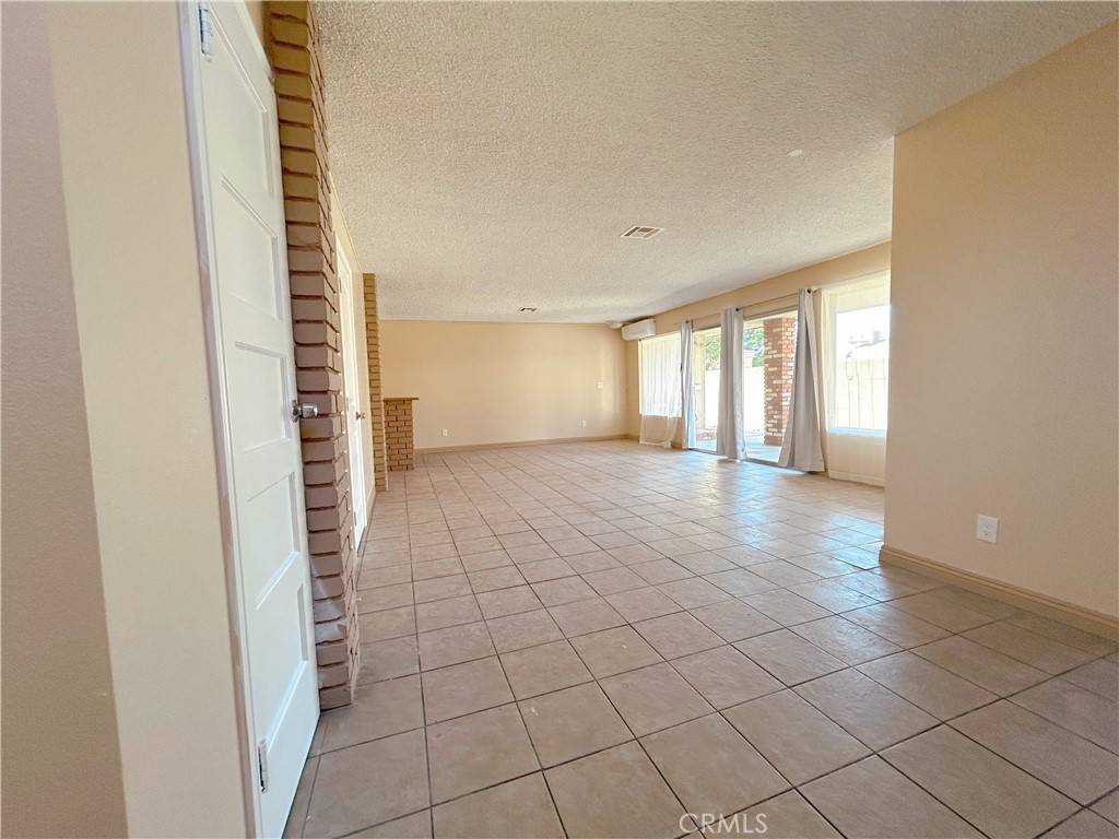 Fontana, CA 92335,17065 Ivy ave