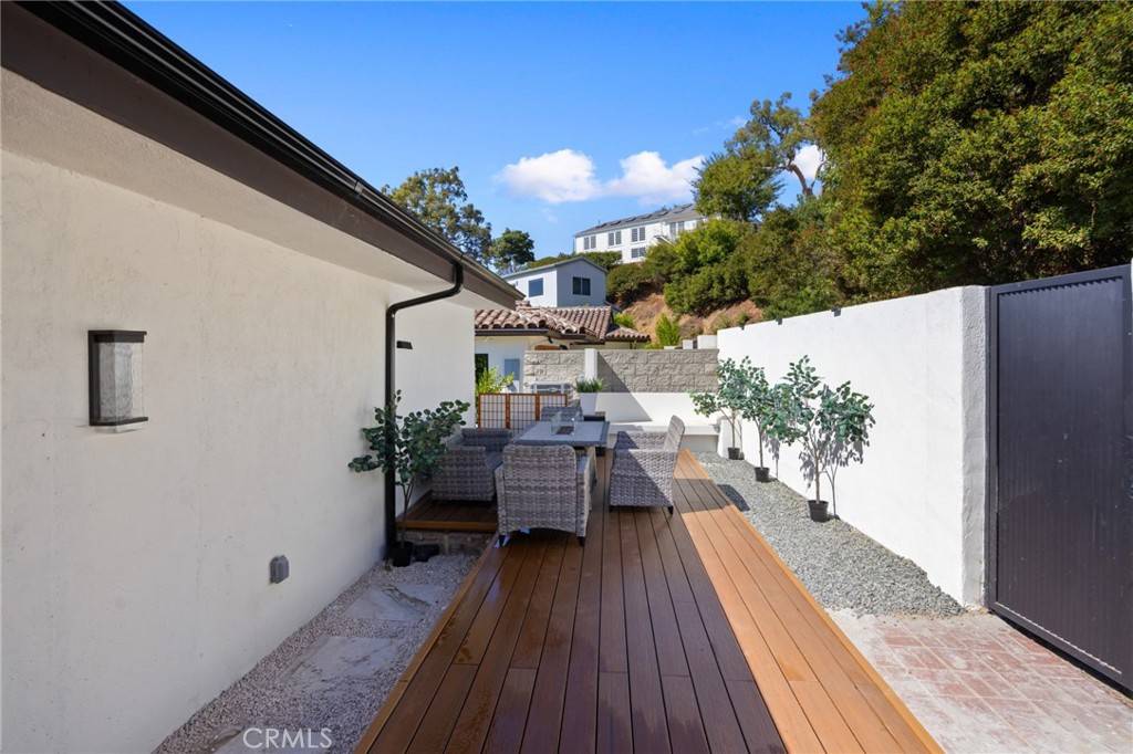 Los Angeles, CA 90068,3233 Tareco DR