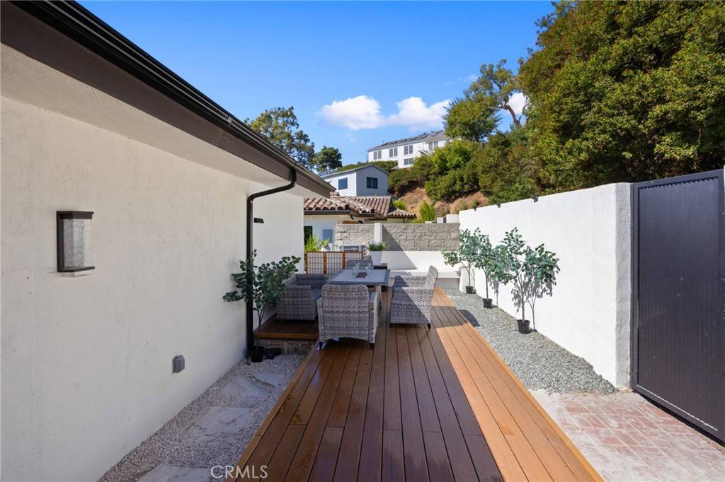 Los Angeles, CA 90068,3233 Tareco DR