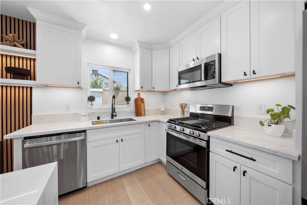 Fontana, CA 92335,16082 Athol ST