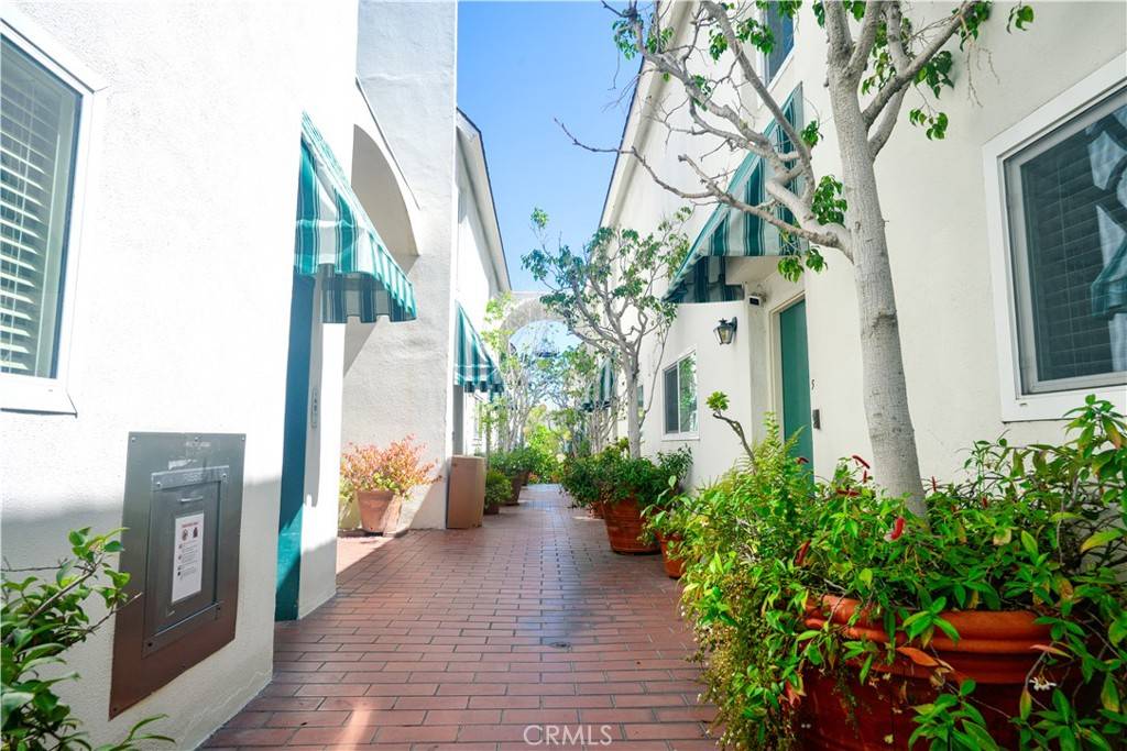 Los Angeles, CA 90024,1745 Selby AVE #5
