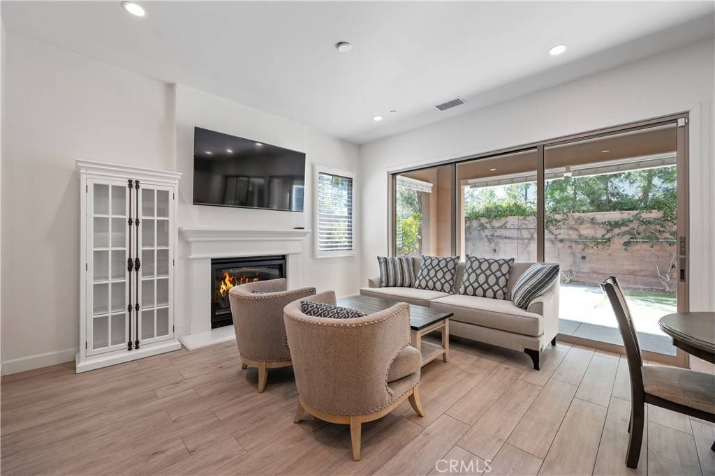 Irvine, CA 92602,77 English Saddle