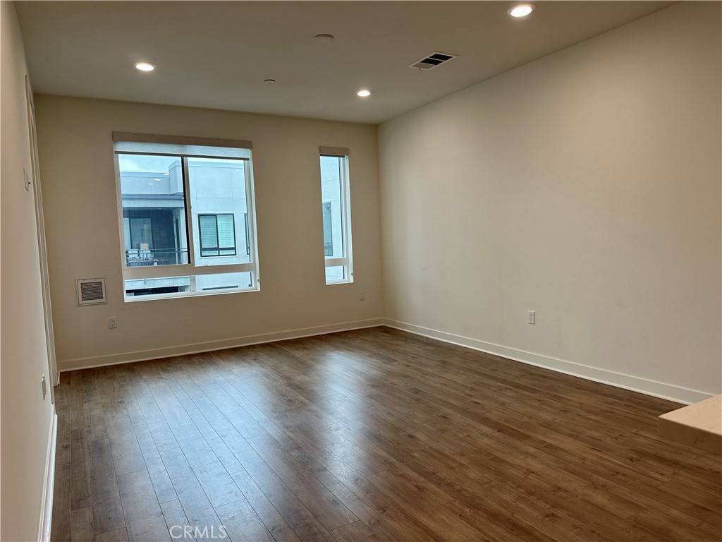 Irvine, CA 92612,2524 Nolita