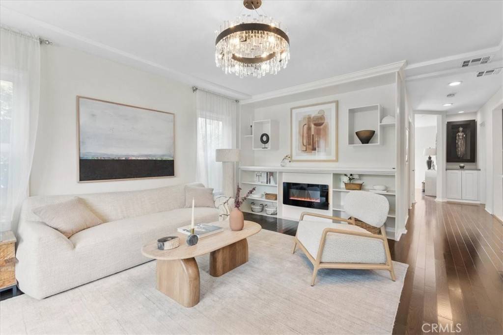 Los Angeles, CA 90016,2116 S Cloverdale AVE