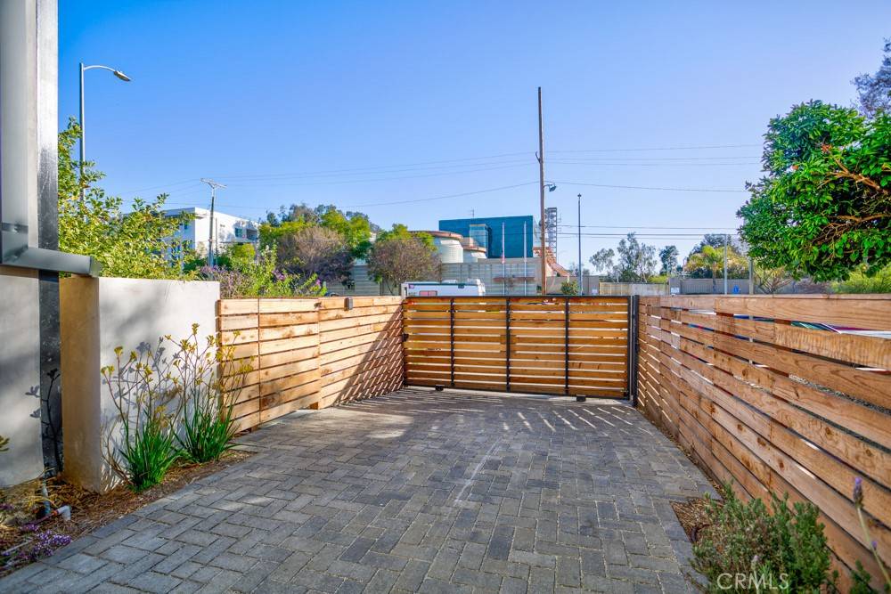 North Hollywood, CA 91601,11639 Burbank BLVD