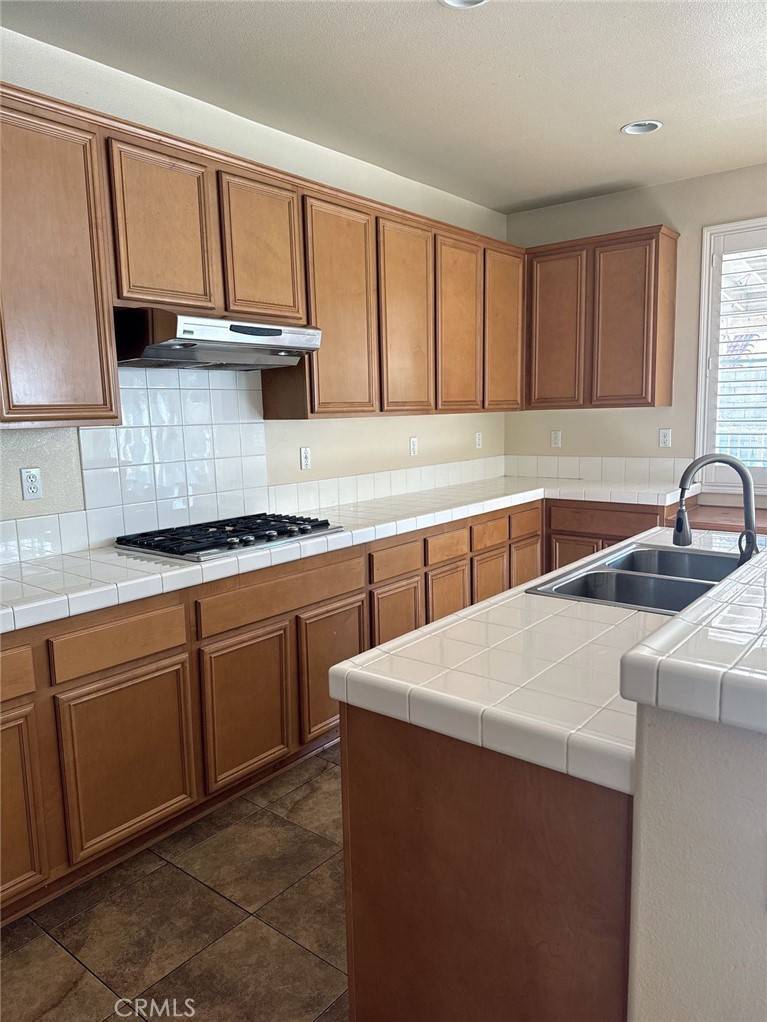 Fontana, CA 92336,15341 Palm Leaf