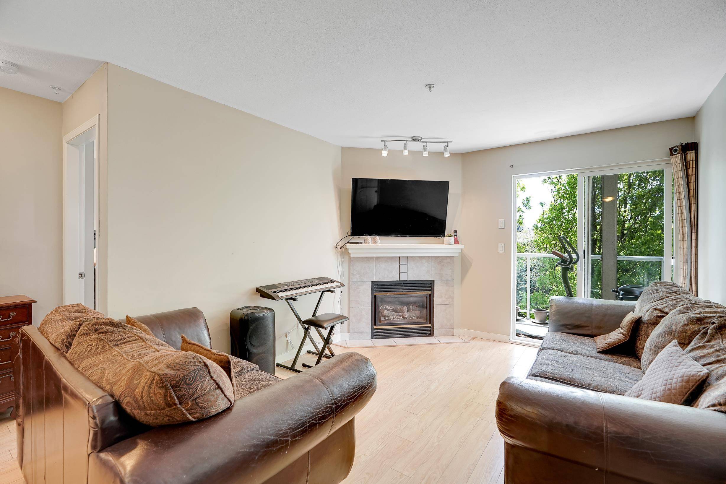 Surrey, BC V3W 3P3,8110 120a ST #402