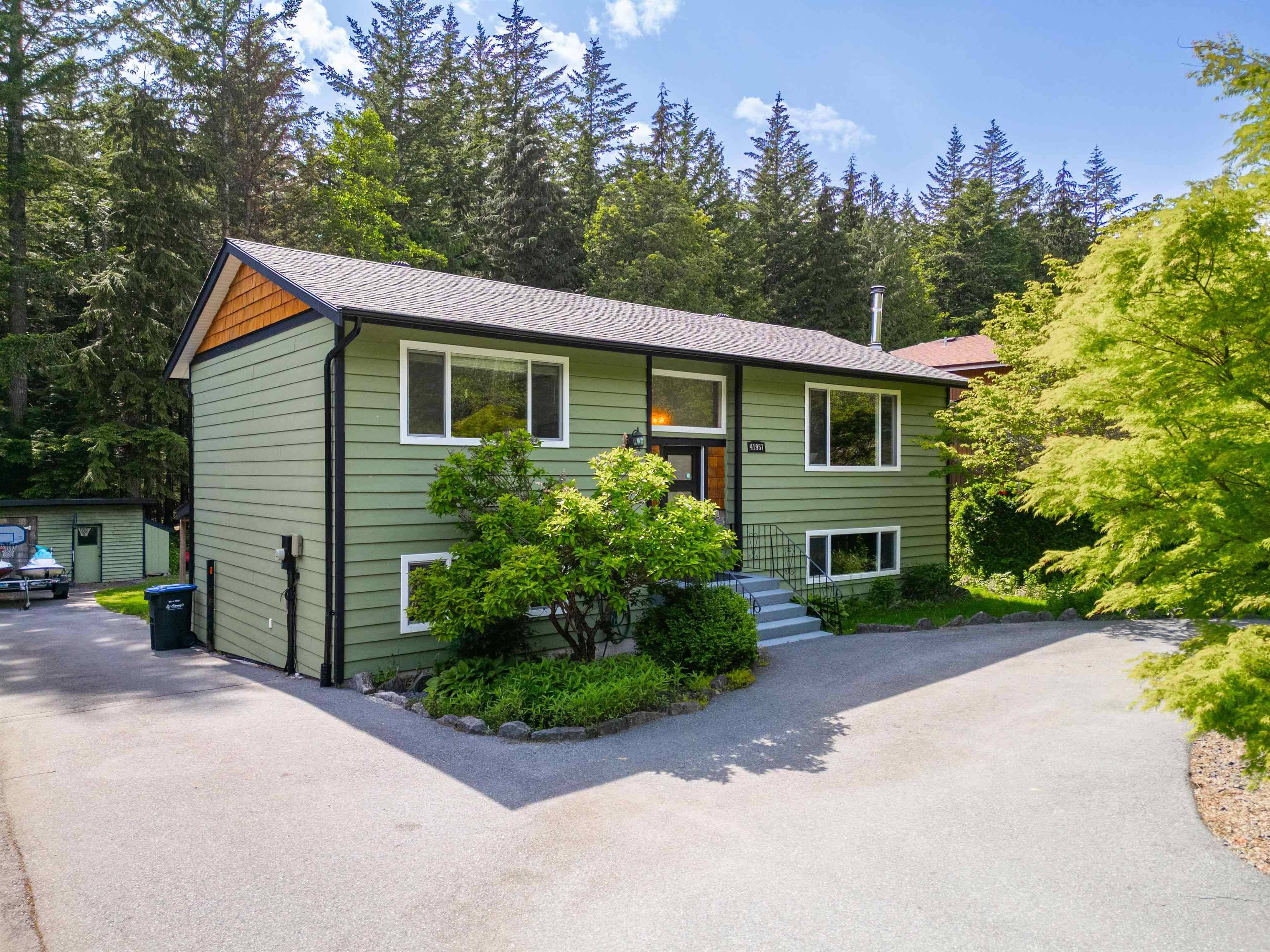 Squamish, BC V0M 1H0,41957 Ross RD