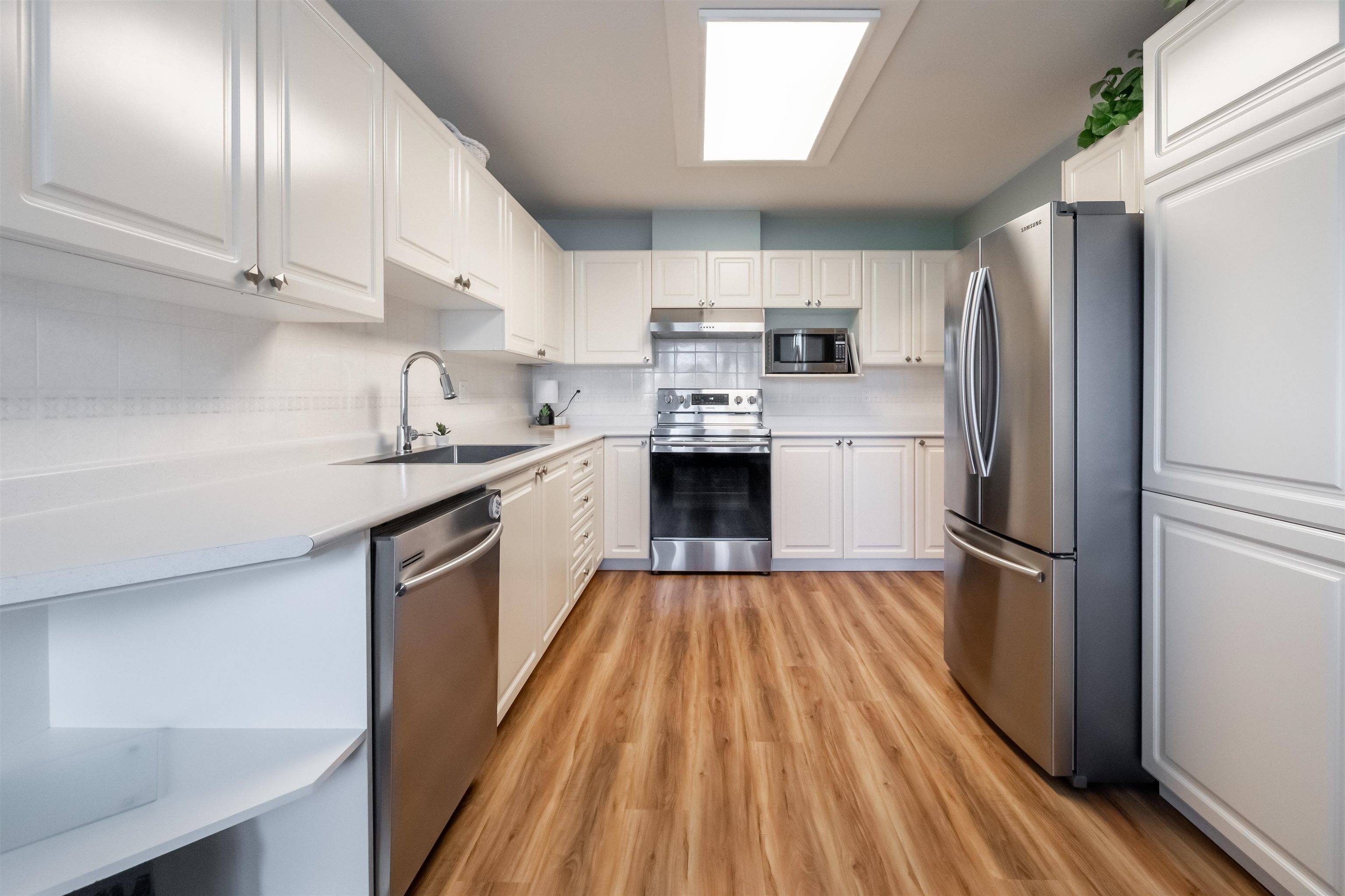 Surrey, BC V3V 5W3,9310 King George BLVD #205