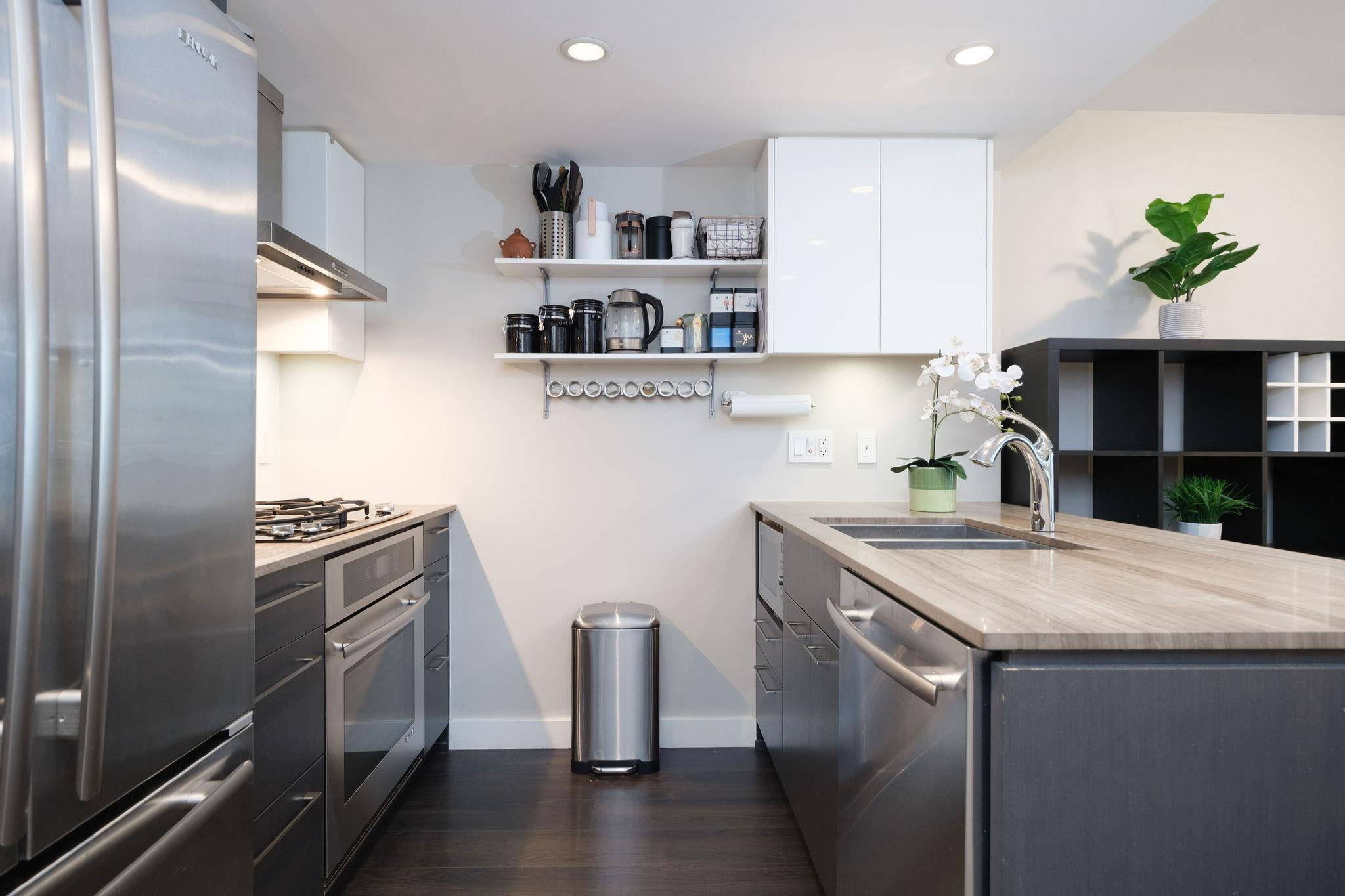 Vancouver, BC V6A 0C5,1618 Quebec ST #916