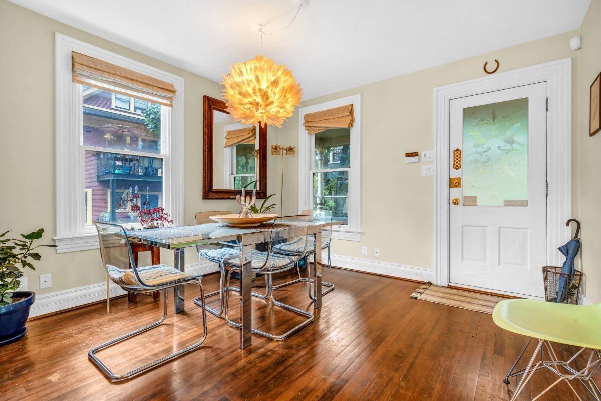 Vancouver, BC V6E 1L3,1117 Pendrell ST