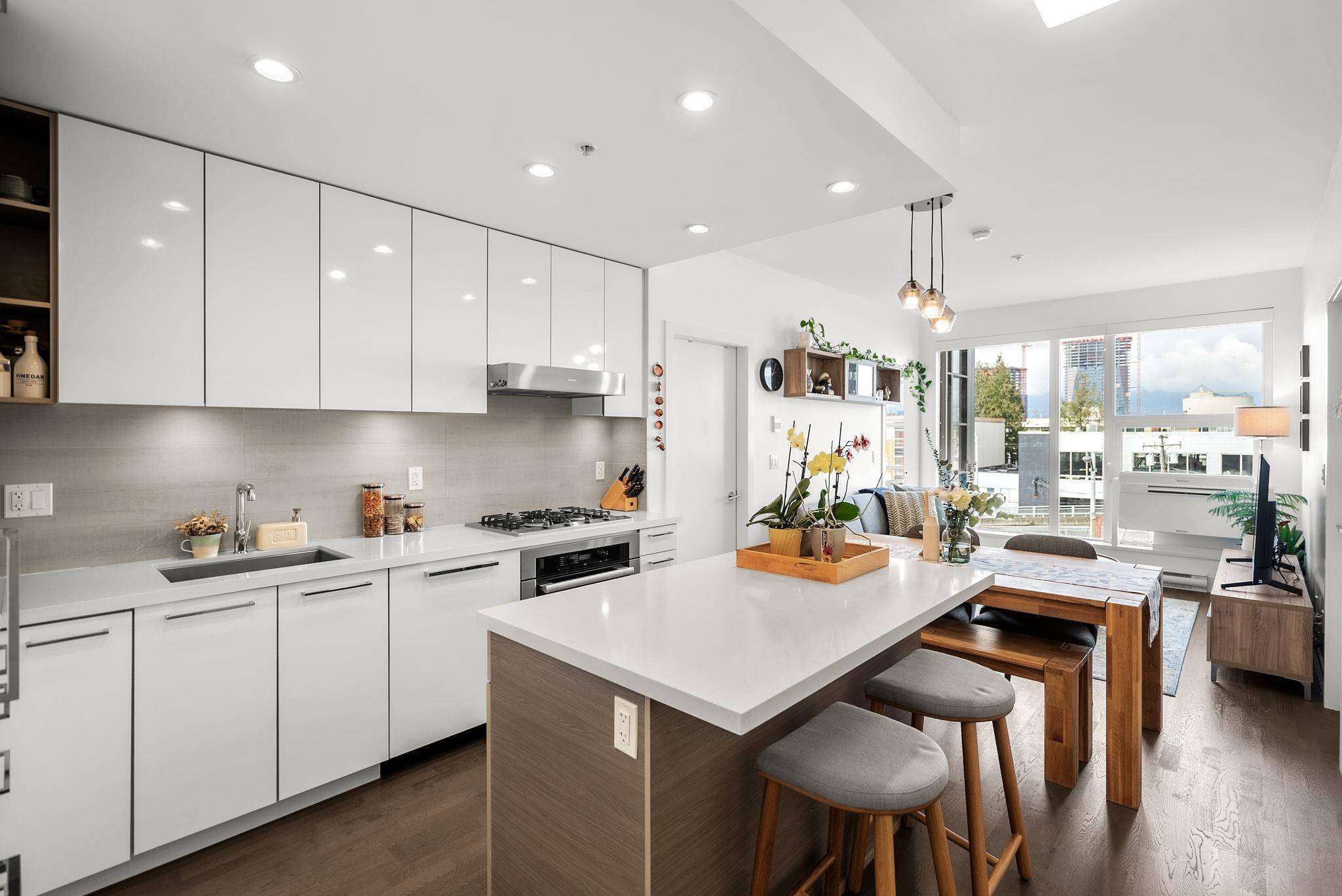 Vancouver, BC V6J 0G6,1628 W 4th AVE #315