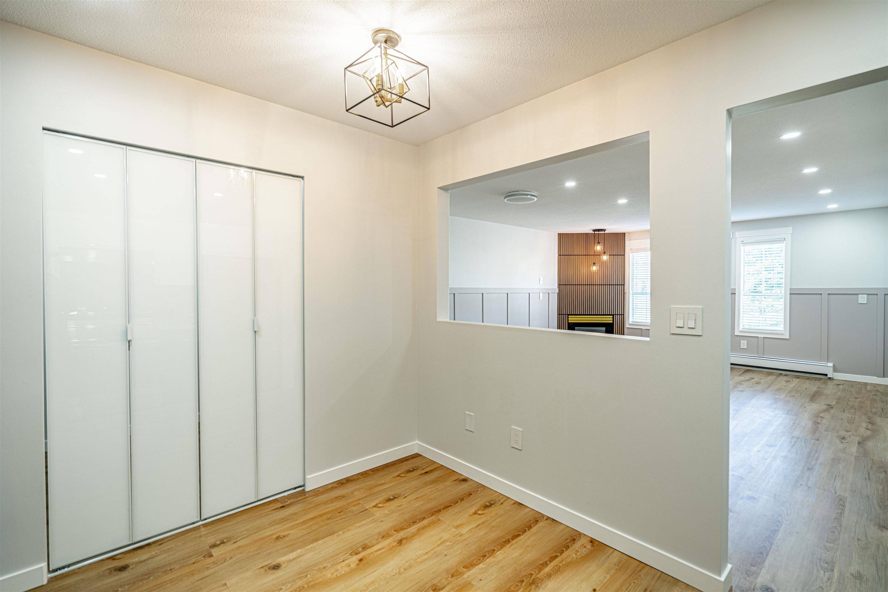 White Rock, BC V4B 4C3,1450 Merklin ST #211