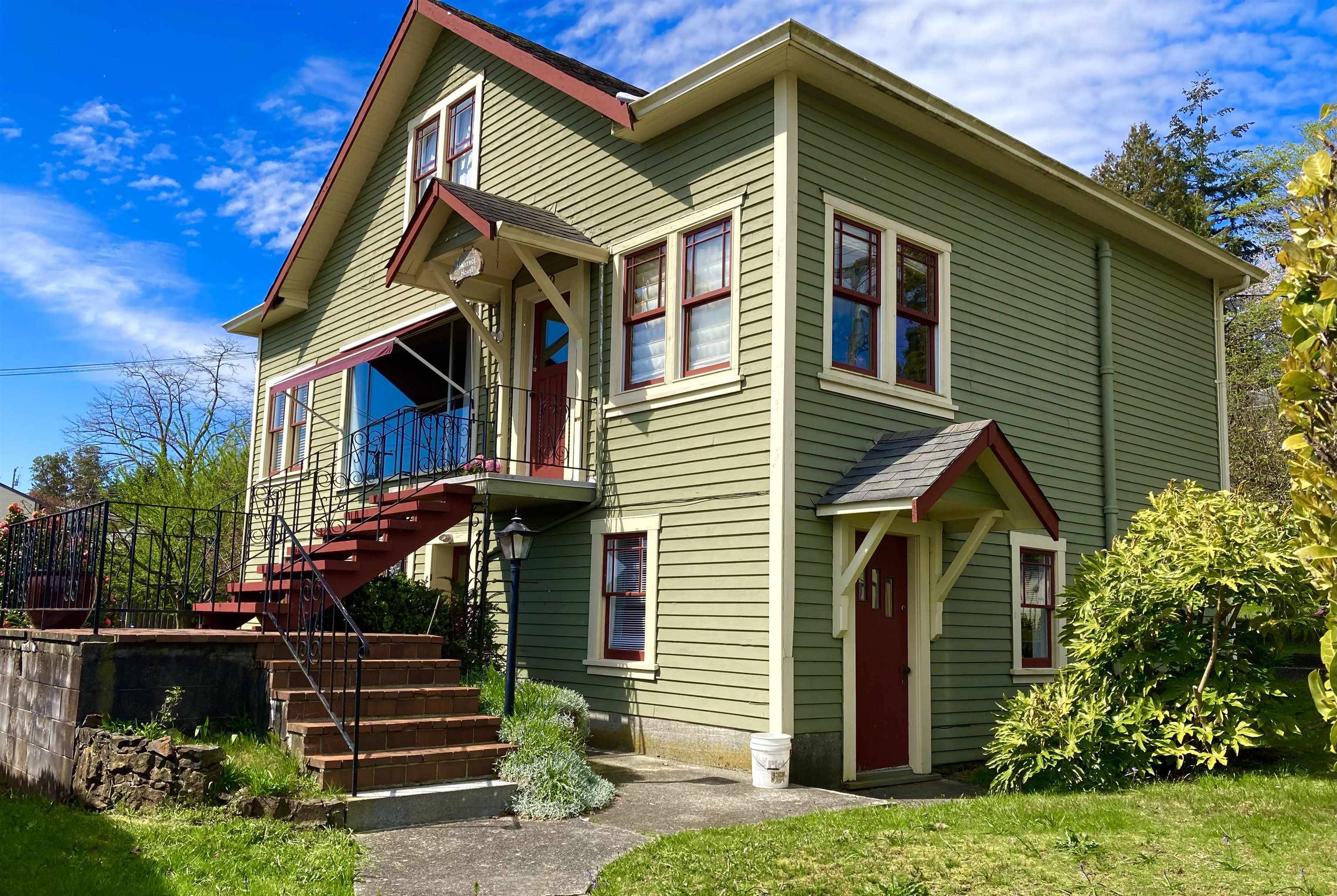 Gibsons, BC V0N 1V9,589 Seaview RD