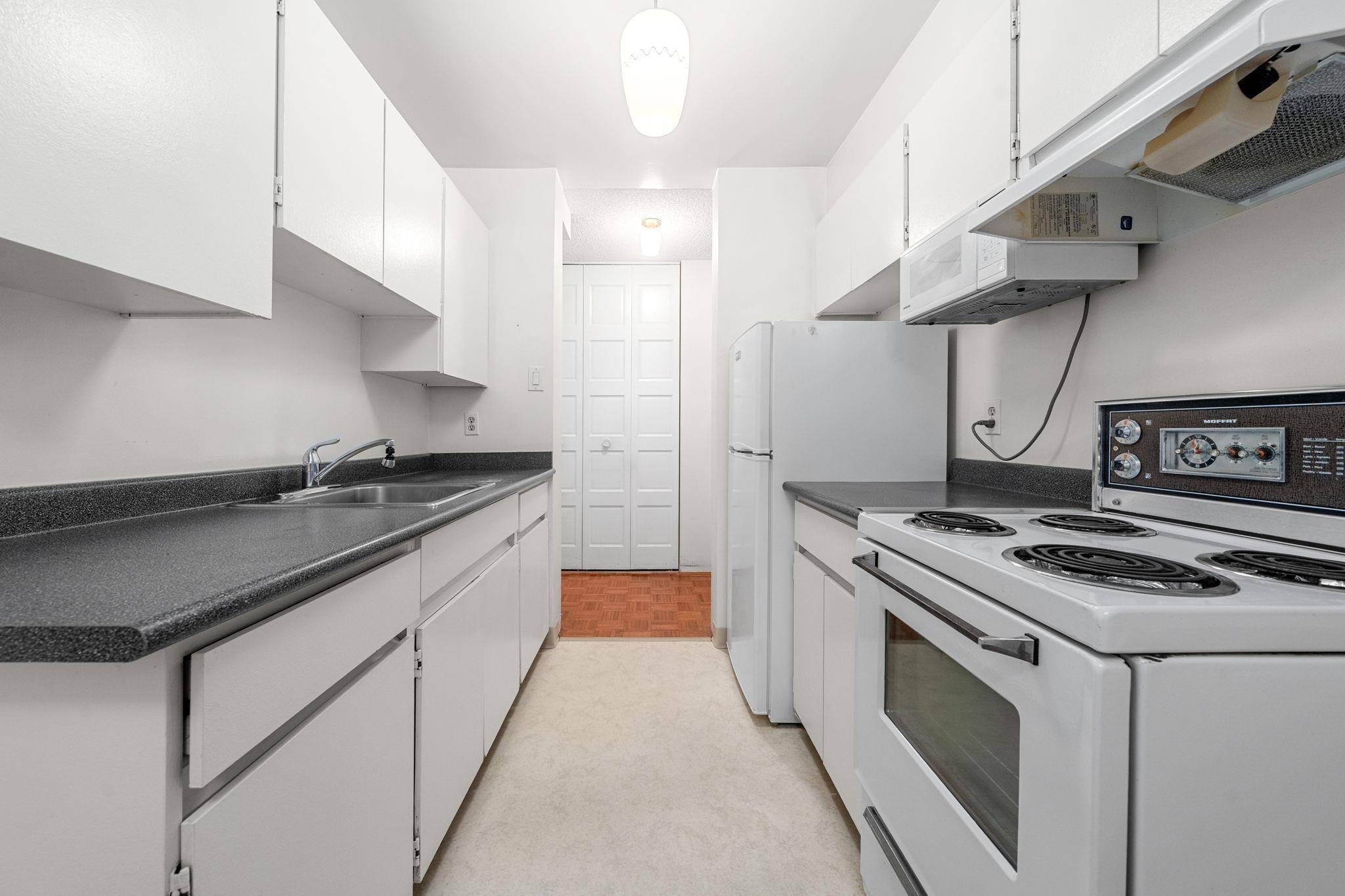 North Vancouver, BC V7P 3E6,2016 Fullerton AVE #405