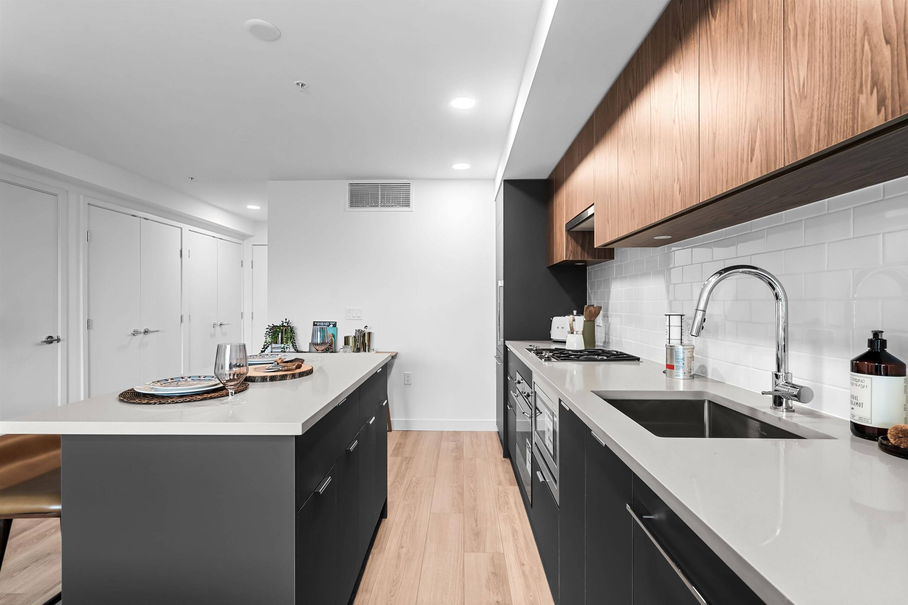 Vancouver, BC V0V 0V0,2419 Grant ST #403