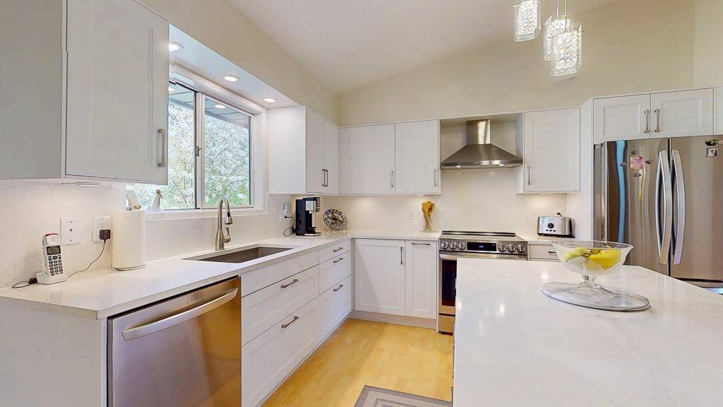 Halfmoon Bay, BC V7Z 1E1,8024 Southwood RD