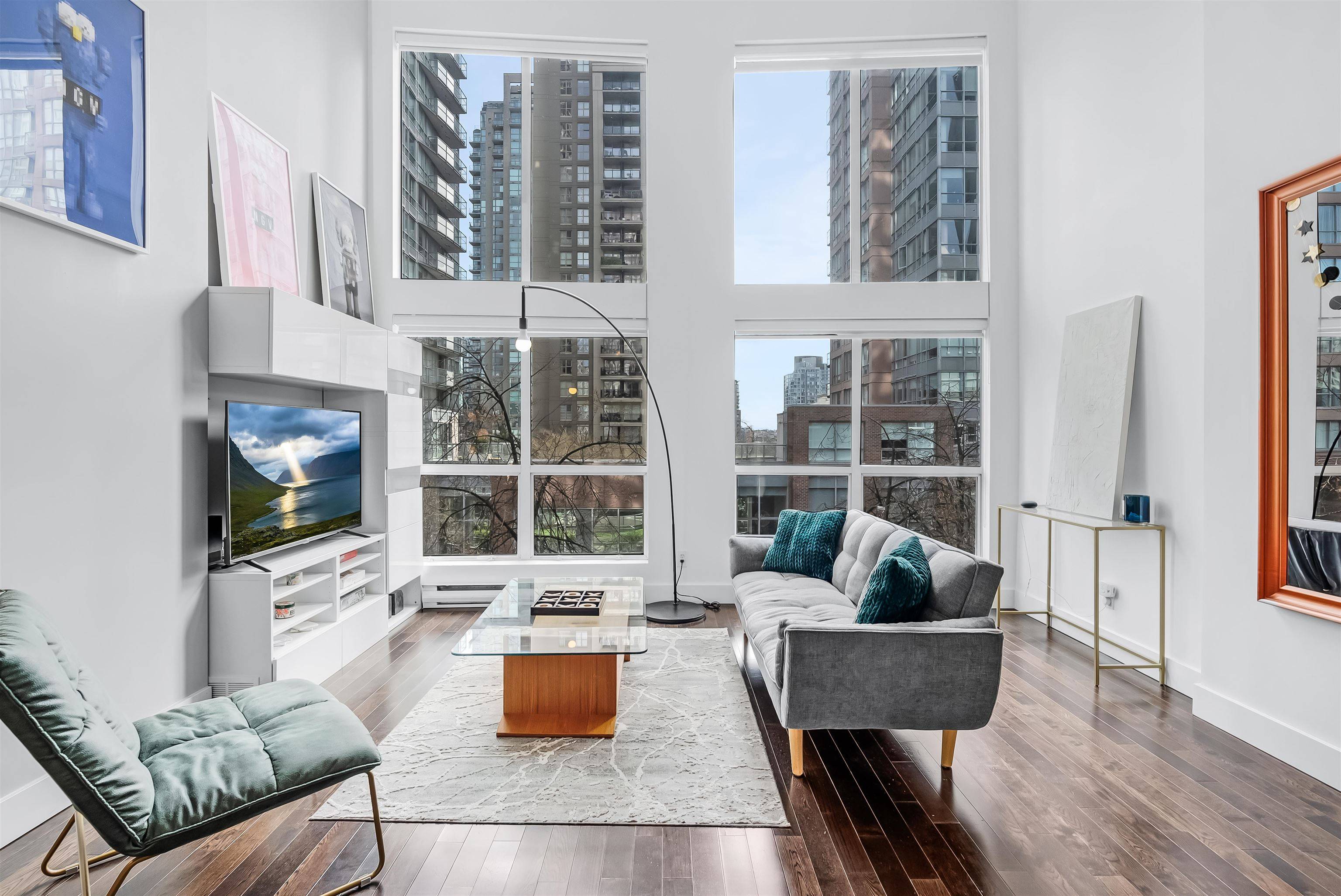 Vancouver, BC V6B 6L6,933 Seymour ST #318
