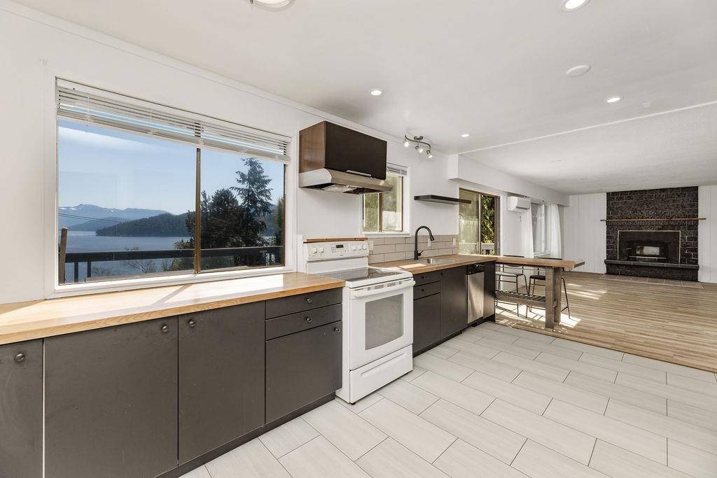 Gibsons, BC V0N 1V1,775 Marine DR