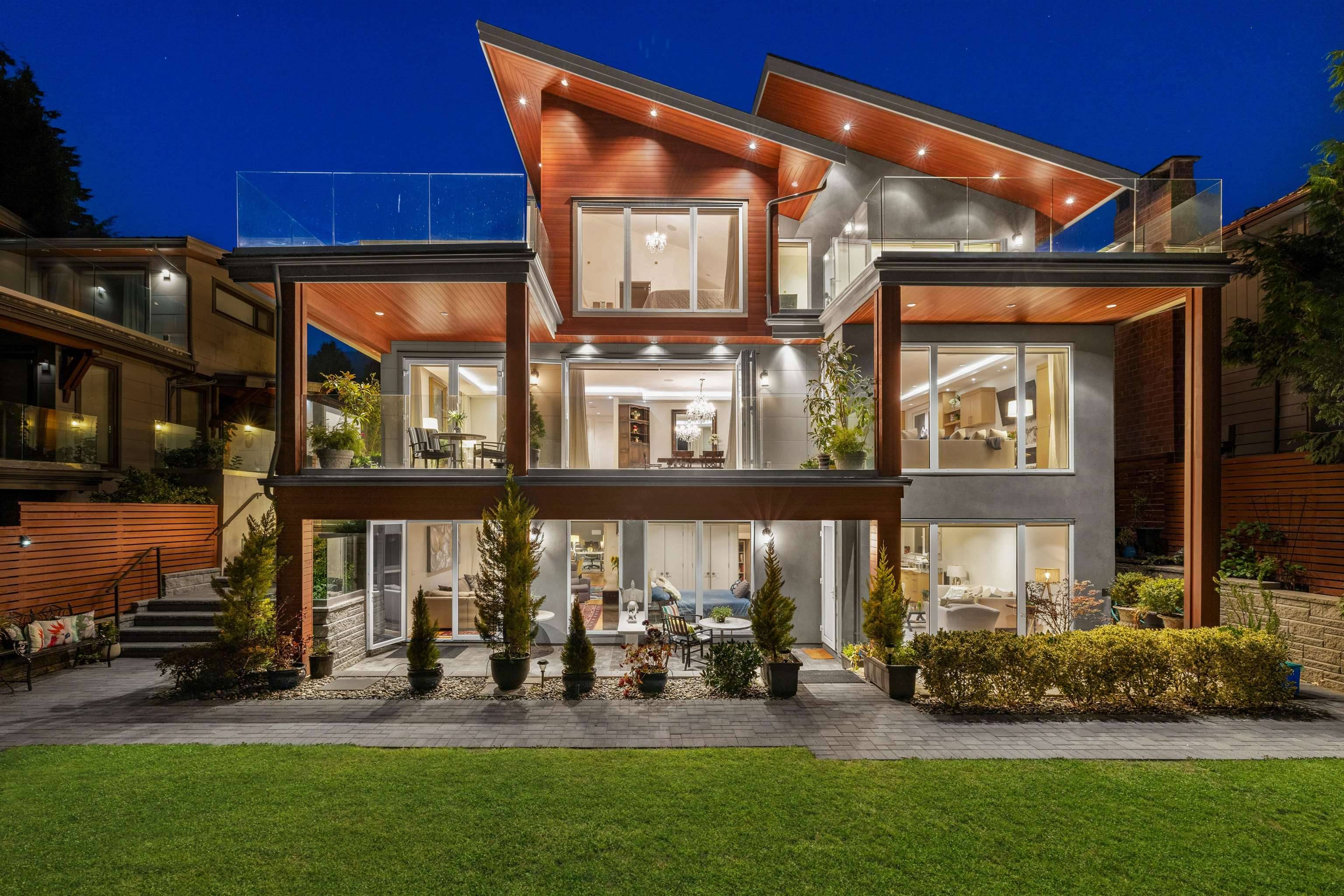 West Vancouver, BC V7V 2C5,2449 Kings AVE
