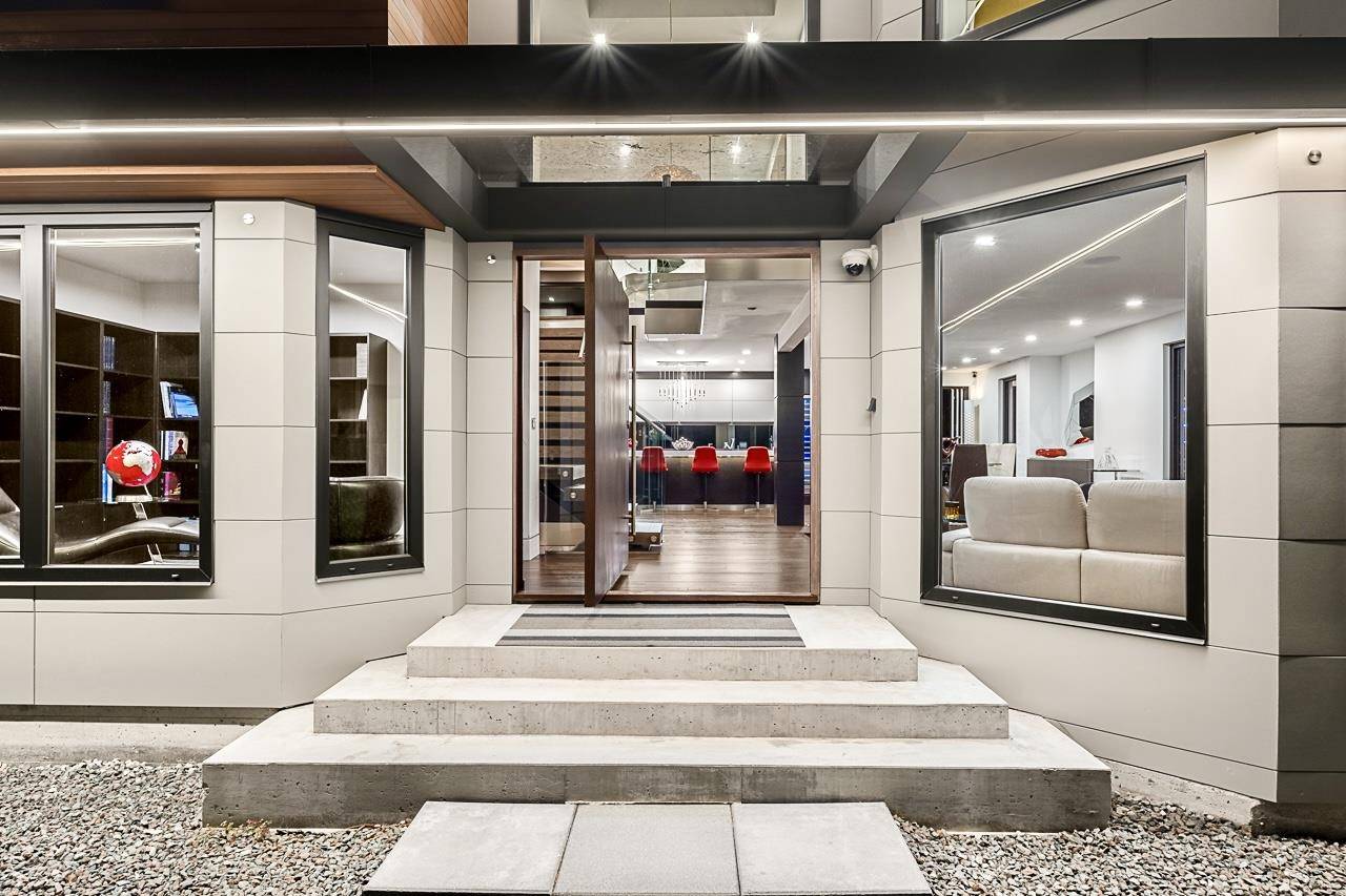 North Vancouver, BC V7R 4K3,4577 Capilano RD