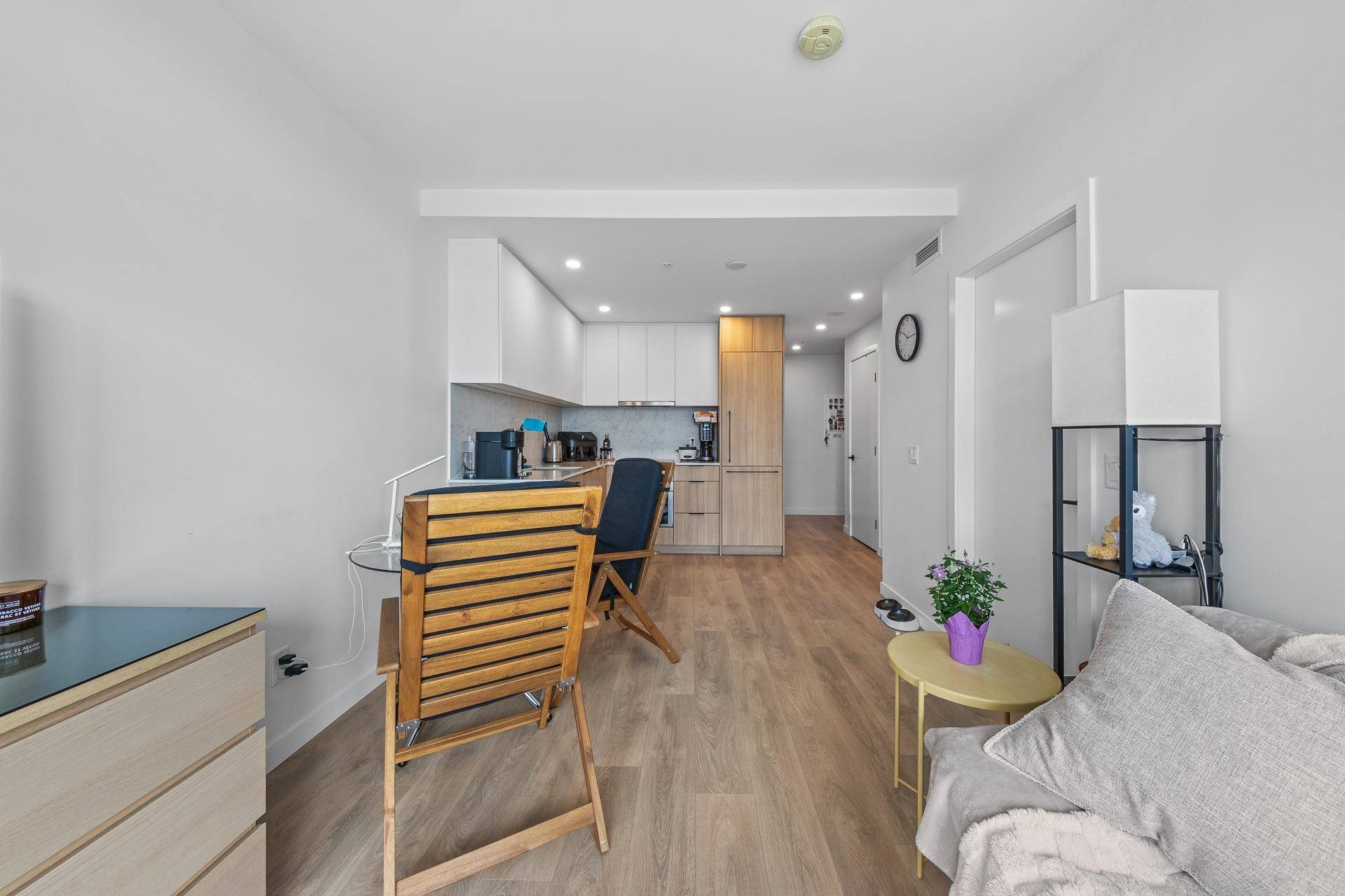 Surrey, BC V3T 1N7,13685 102 AVE #906