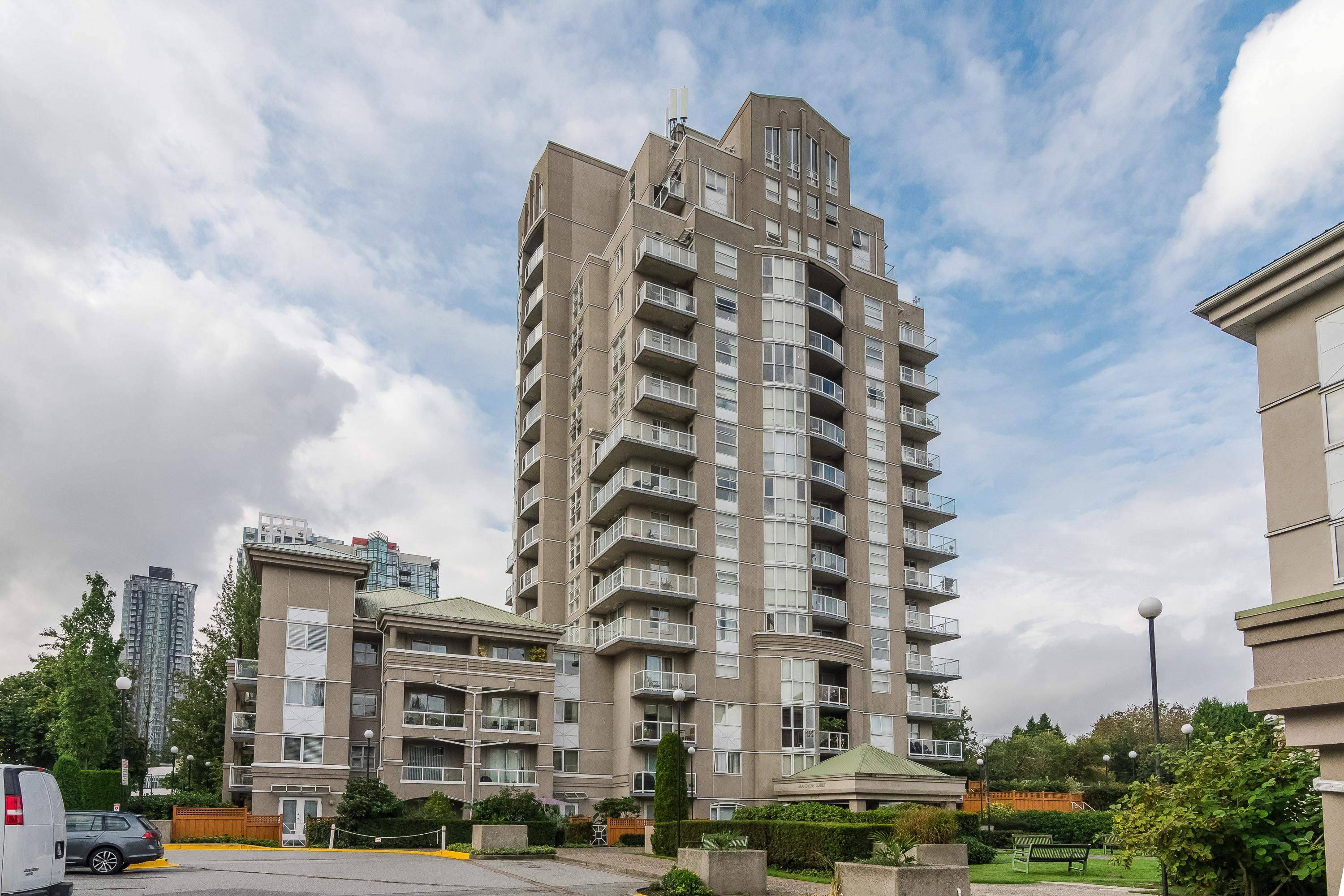 Surrey, BC V3T 5T8,10523 University DR #1301