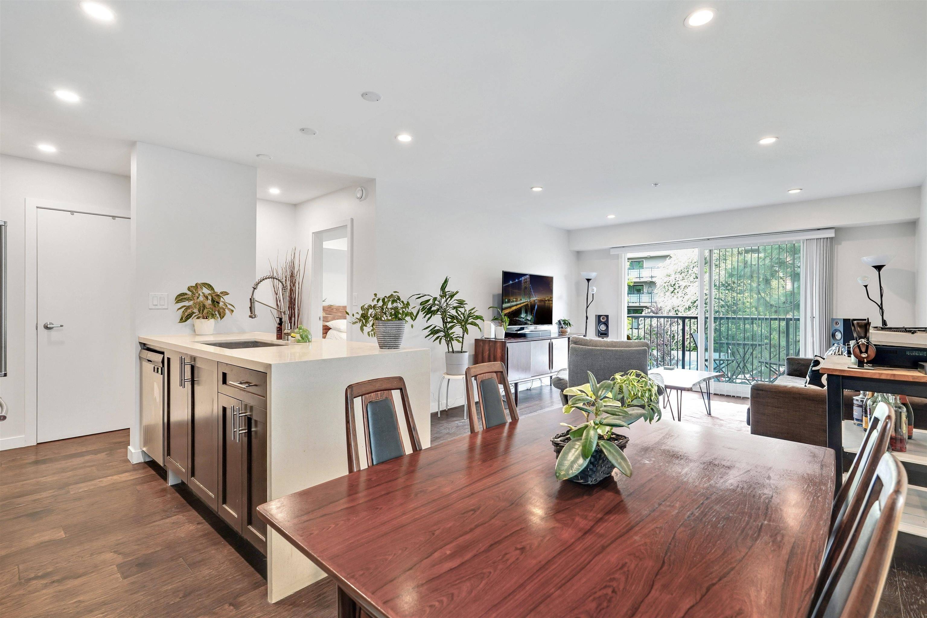 North Vancouver, BC V7L 1C6,357 E 2nd ST #302