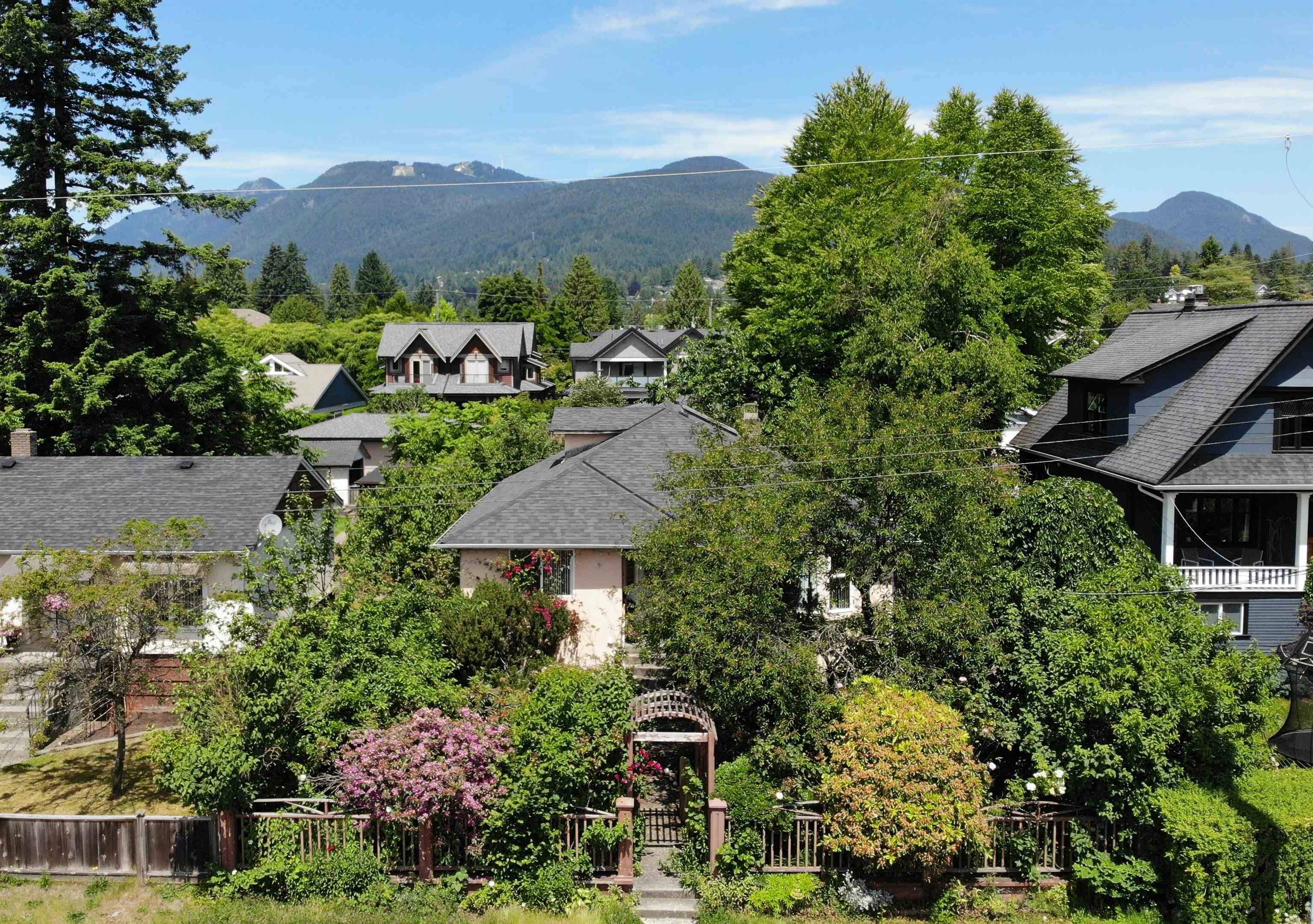 North Vancouver, BC V7L 2L9,342 E 13th ST