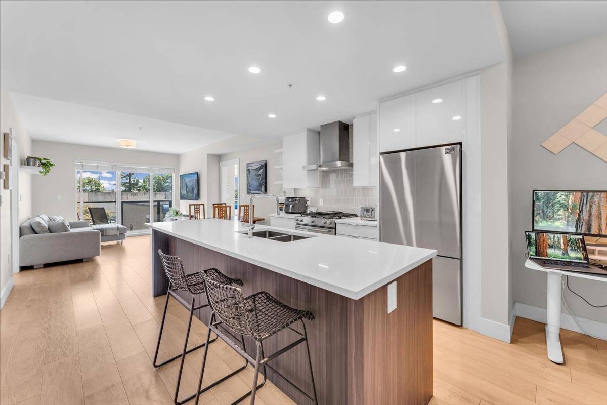 North Vancouver, BC V7J 0C9,1496 Charlotte RD #211