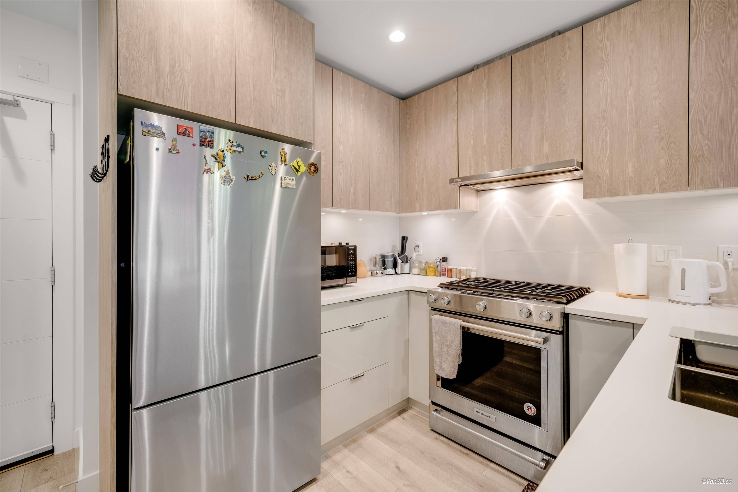 North Vancouver, BC V7L 0H2,128 E 8th ST #207