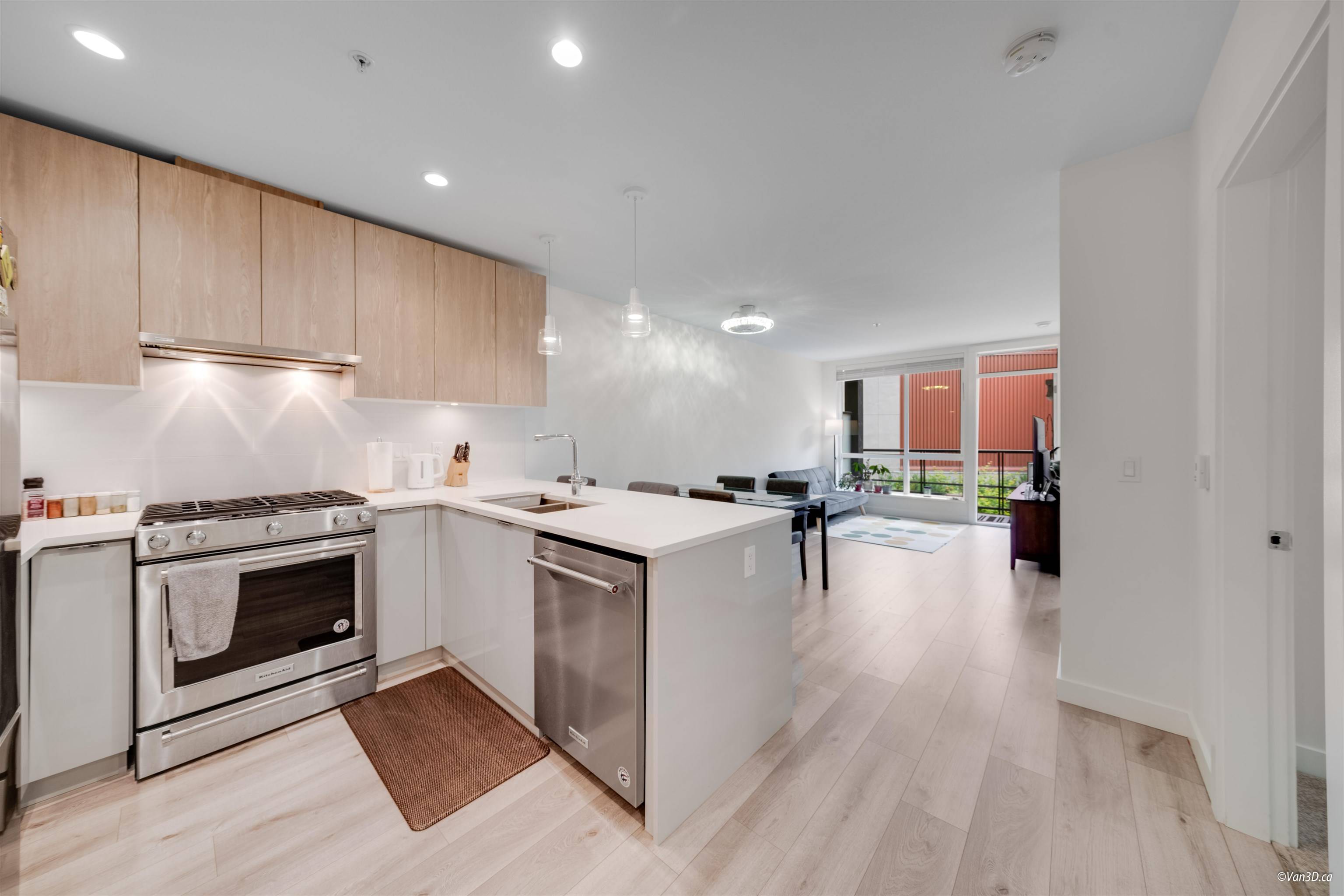North Vancouver, BC V7L 0H2,128 E 8th ST #207