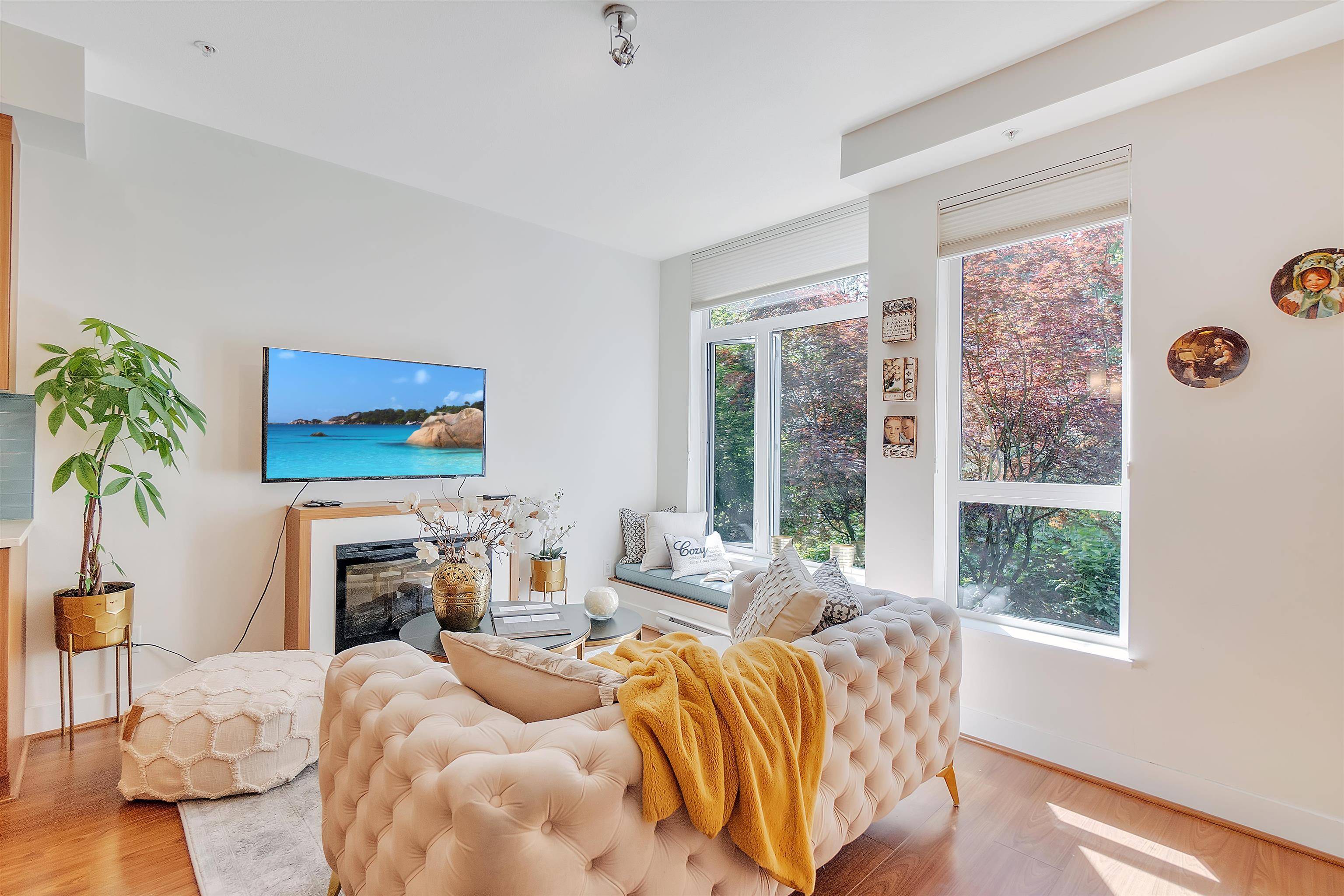 North Vancouver, BC V7M 0B8,735 W 15th ST #204