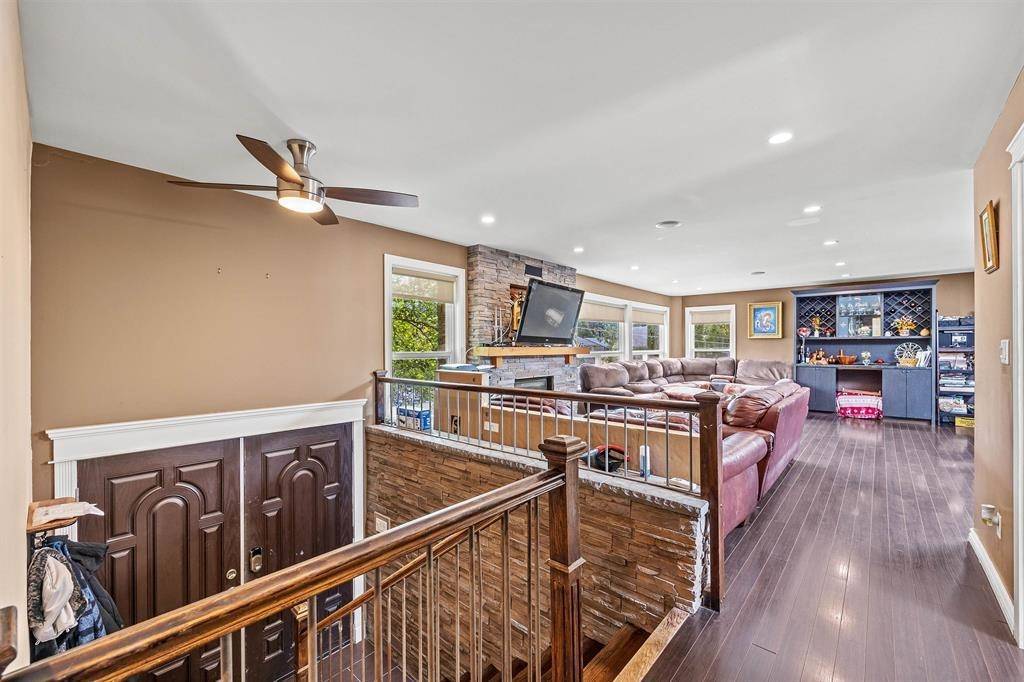 White Rock, BC V4B 2Z1,13755 Blackburn AVE