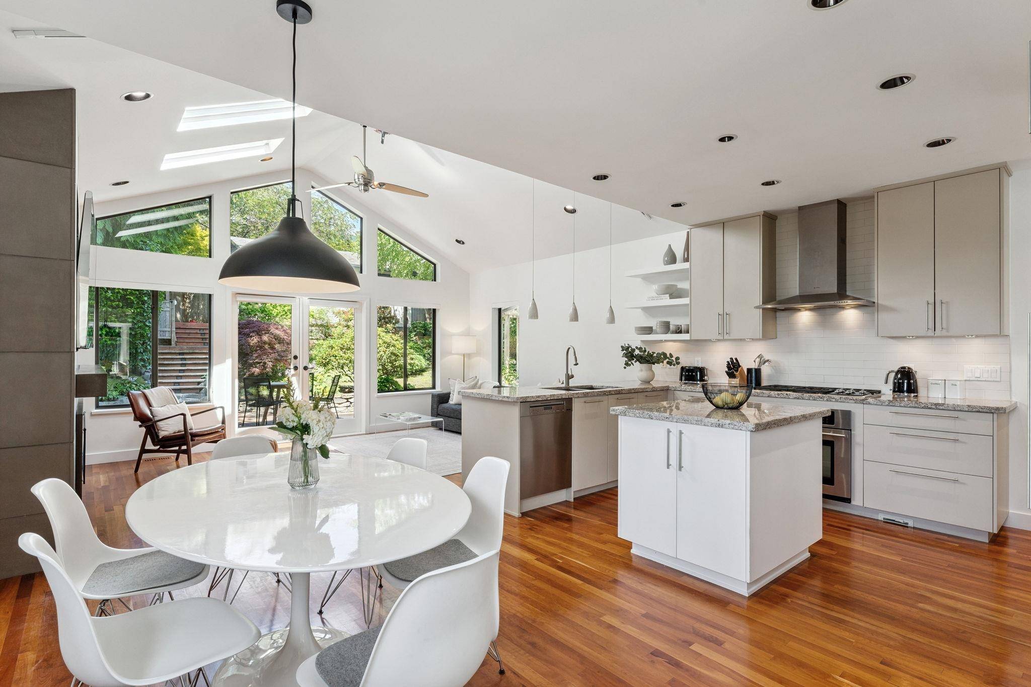 North Vancouver, BC V7N 2L8,186 W Kings RD