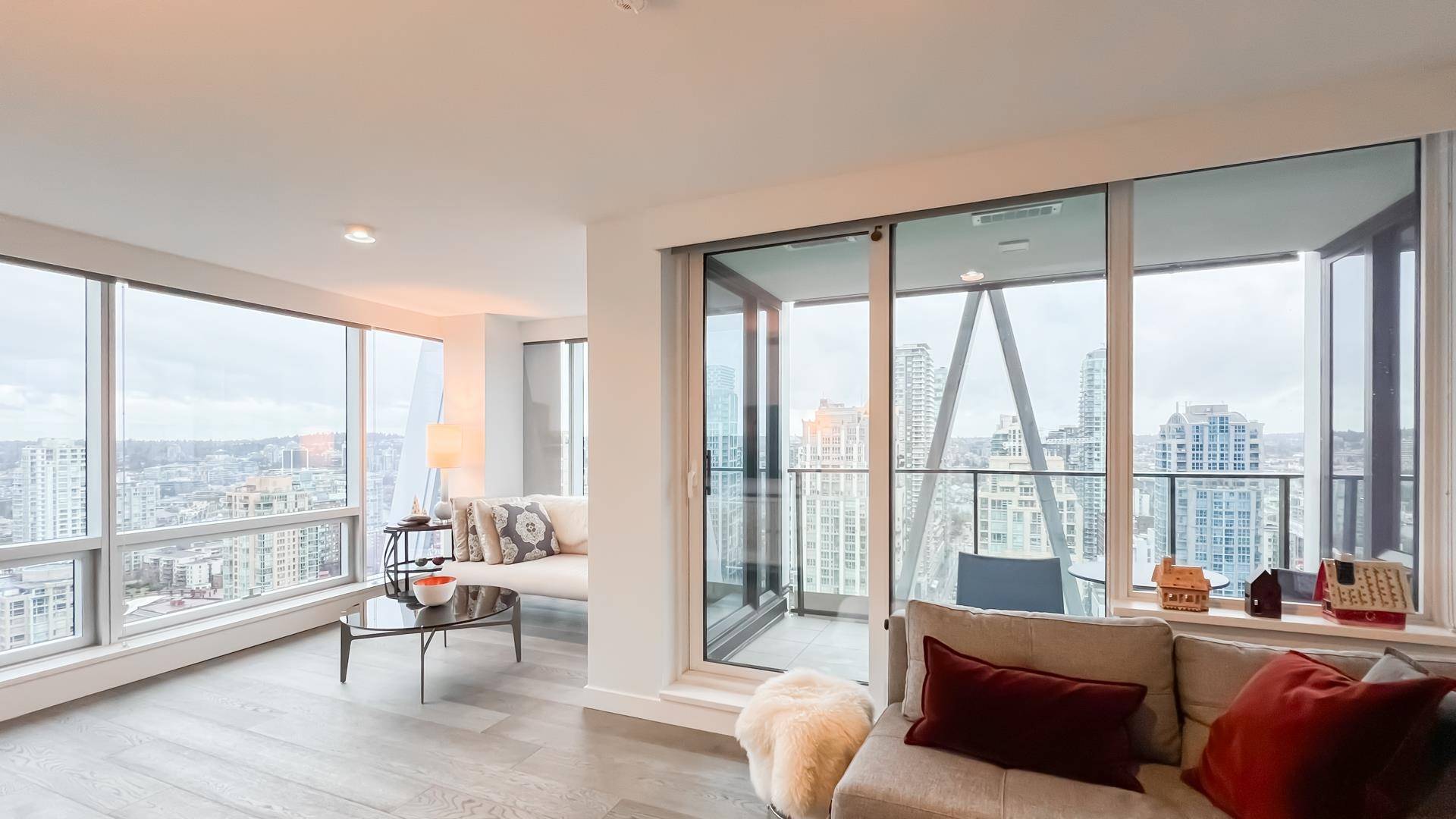 Vancouver, BC V6B 0S3,1111 Richards ST #2705