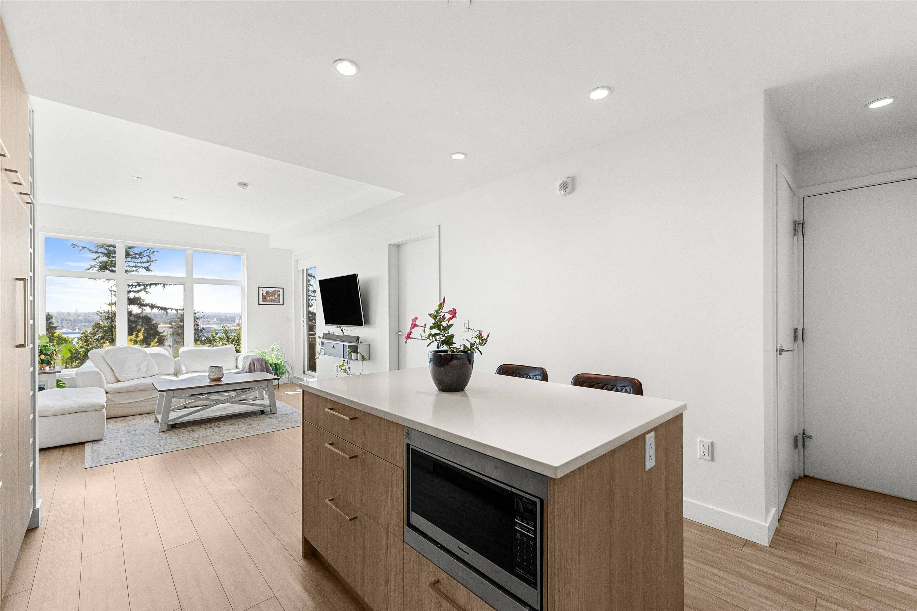 North Vancouver, BC V7L 1G8,733 E 3rd ST #407